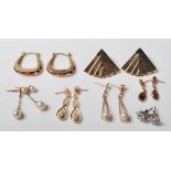 A COLLECTION OF 9CT GOLD EARRINGS OF VARIOUS SHAPES AND SIZES