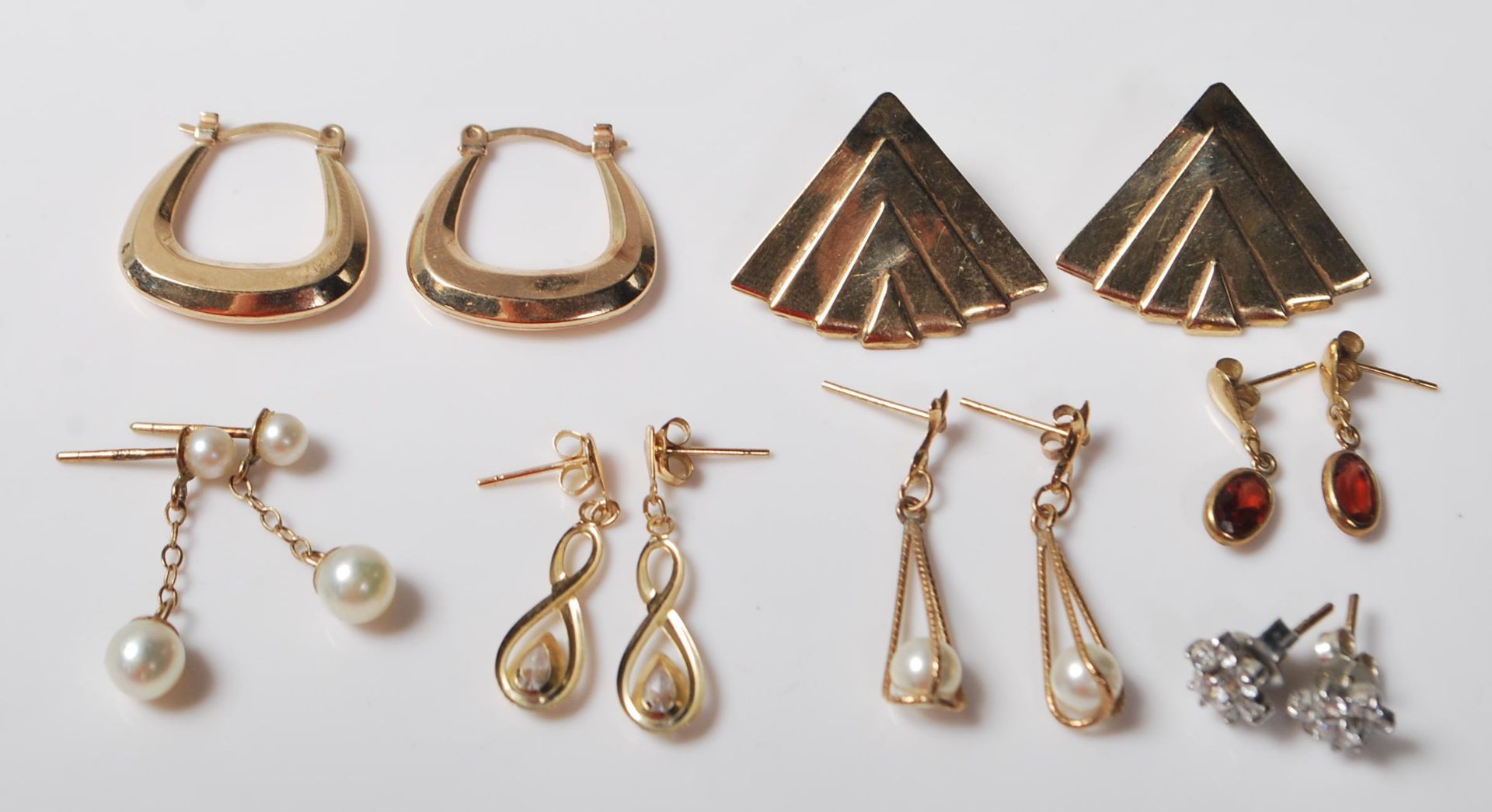 A COLLECTION OF 9CT GOLD EARRINGS OF VARIOUS SHAPES AND SIZES