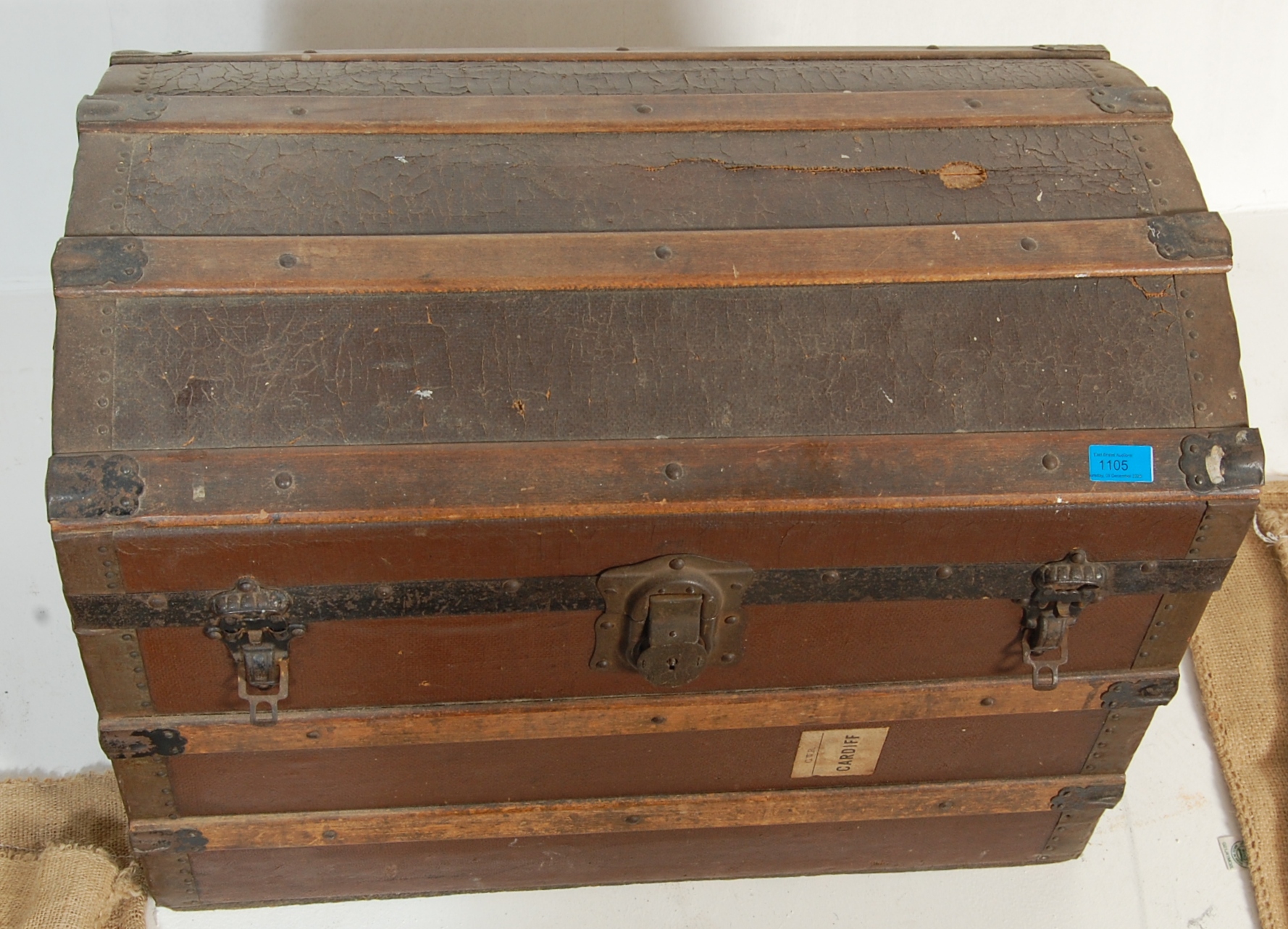 AN EARLY 20TH CENTURY DOME TOP CANVAS TRUNK / SHIPPING TRUNKS TOGETHER WITH FABRIC COFFEE SACKS - Image 3 of 7