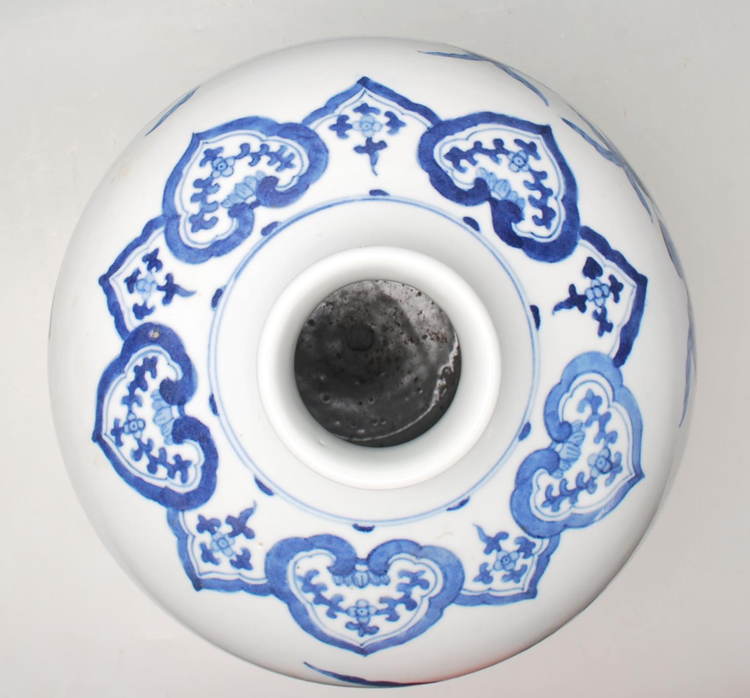 ANTIQUE CHINESE BLUE AND WHITE LARGE VASE - Image 7 of 8