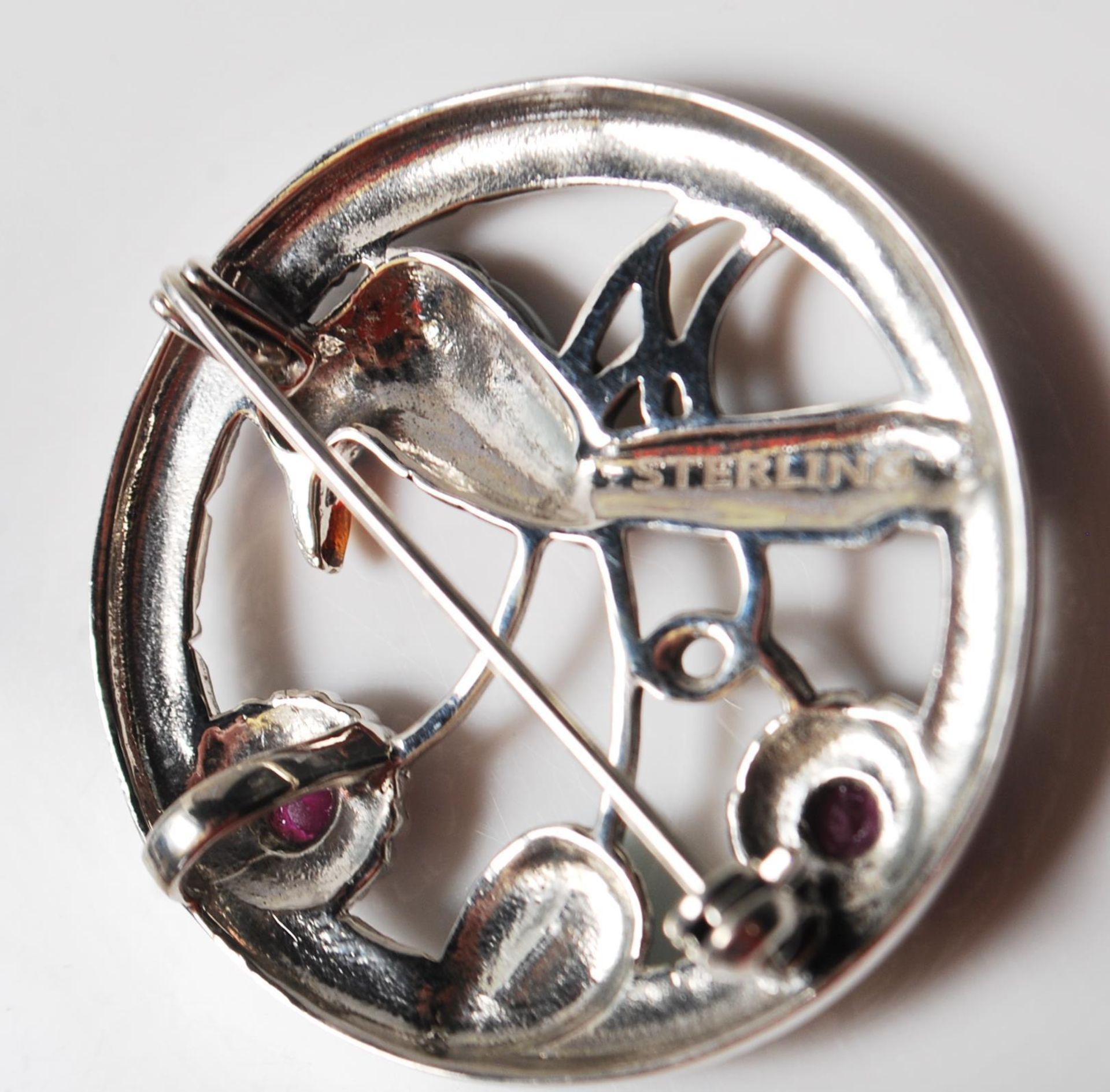 SILVER AND RED STONE BIRD BROOCH - Image 5 of 6