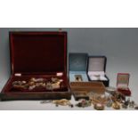 COLLECTION OF VINTAGE COSTUME JEWELLERY