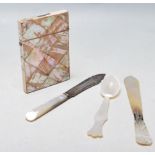 AN EARLY 20TH CENTURY MOTHER OF PEARL CARD CASE TOGETHER WITH TWO KNIVES AND A TEASPOON