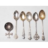 VICTORIAN AND LATER SOUENIR AND COLLECTABLE SPOONS