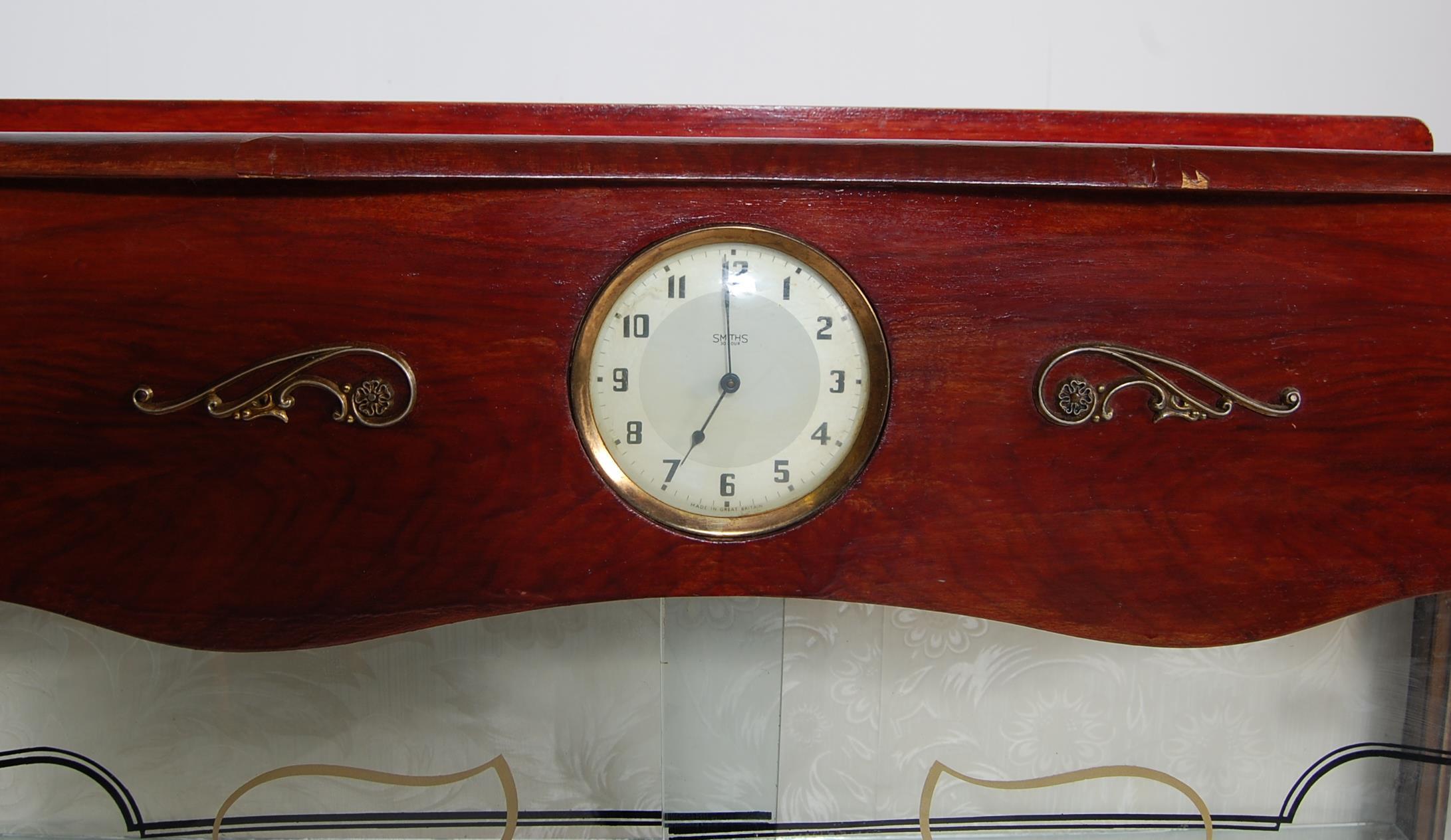 A VINTAGE RETRO 20TH CENTURY CHINA DISPLAY CABINET WITH GLASS SLIDING DOORS - Image 4 of 4