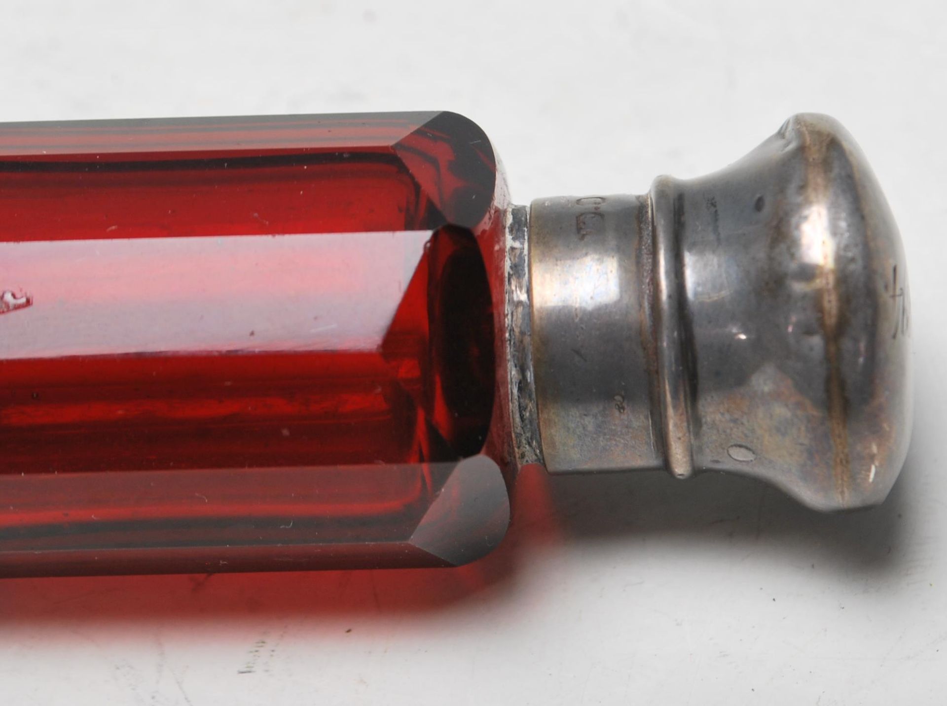 VICTORIAN SILVER AND RUBY GLASS PERFUME BOTTLE - Image 3 of 6
