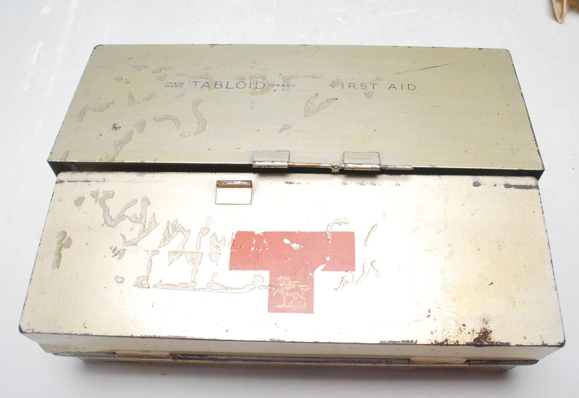 ANTIQUE EARLY 20TH CENTURY MILITARY FIRST AID KIT BY TABLOID - Image 2 of 12
