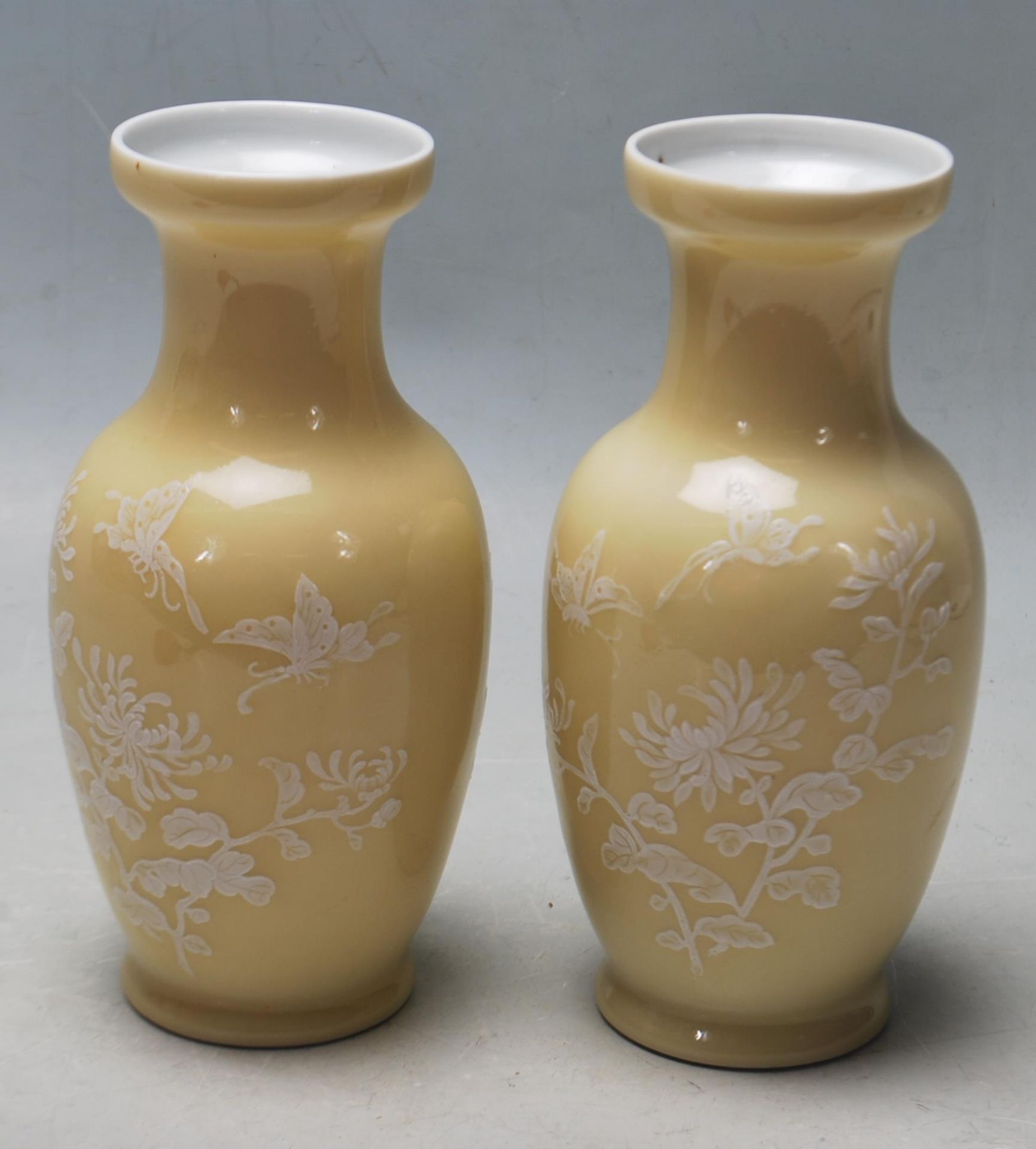 MIRRORED PAIR OF VINTAGE LATE 20TH CENTURY CHINESE REPUBLIC PORCELAIN YELLOW MANTEL VASES - Bild 3 aus 5