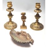 A GROUP OF ANTIQUE STYLE 20TH CENTURY BRASS ITEMS TO INCLUDE AN ASHTRAY, CANDLESTICKS AND A FIGURINE