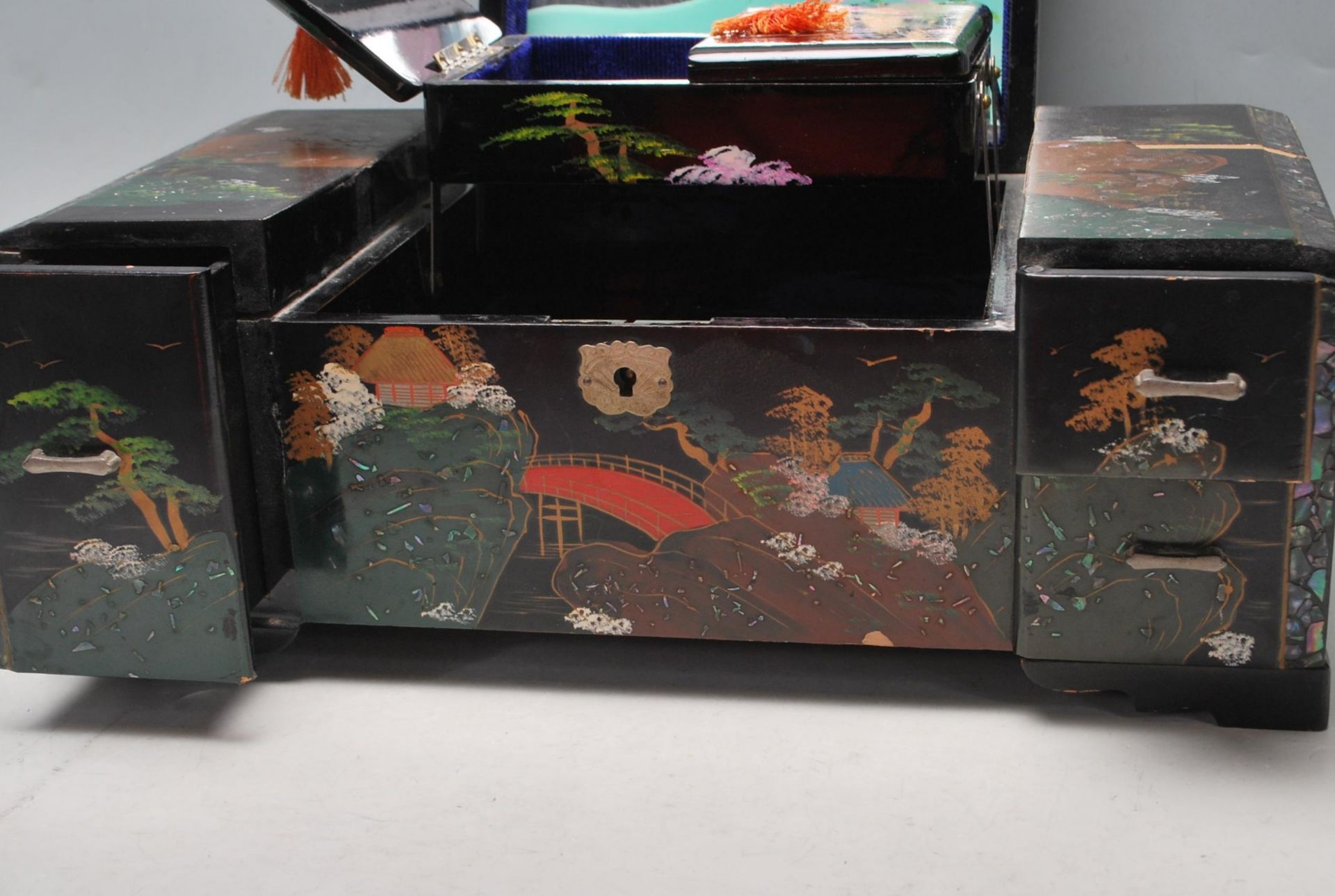CHINESE ORIENTAL LACQUERED JEWELLERY BOX - Image 5 of 9