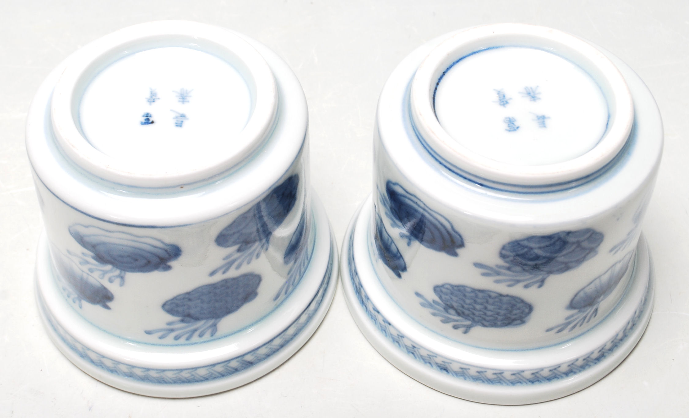 PAIR OF 19TH CENTURY MEIJI PERIOD JAPANESE / CHINESE STYLE BLUE AND WHITE BOWLS AND COVERS - Image 6 of 6