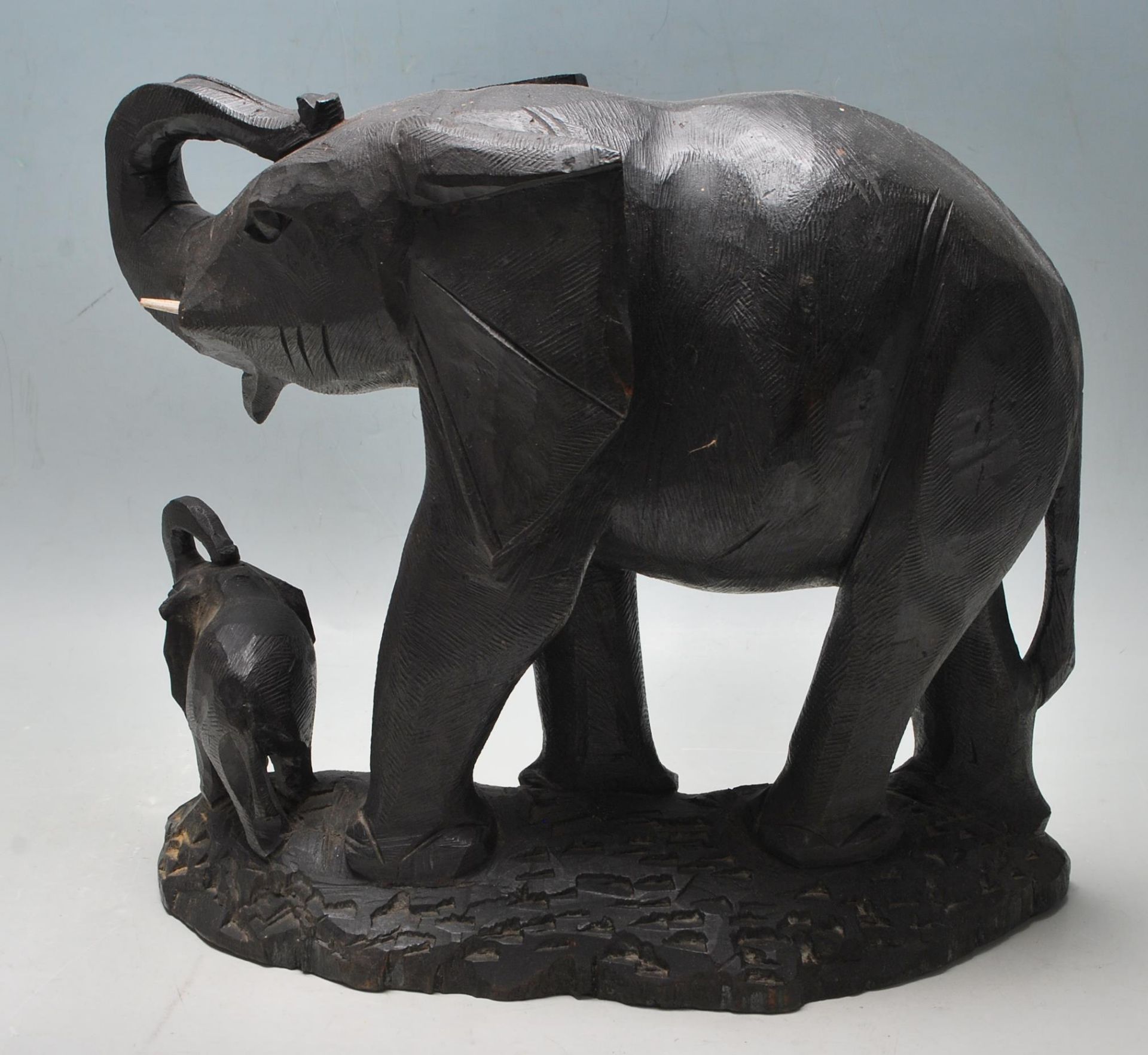 A 20TH CENTURY AFRICAN TRIBAL STATUE FIGURINE OF AN ELEPHANT - Bild 3 aus 5