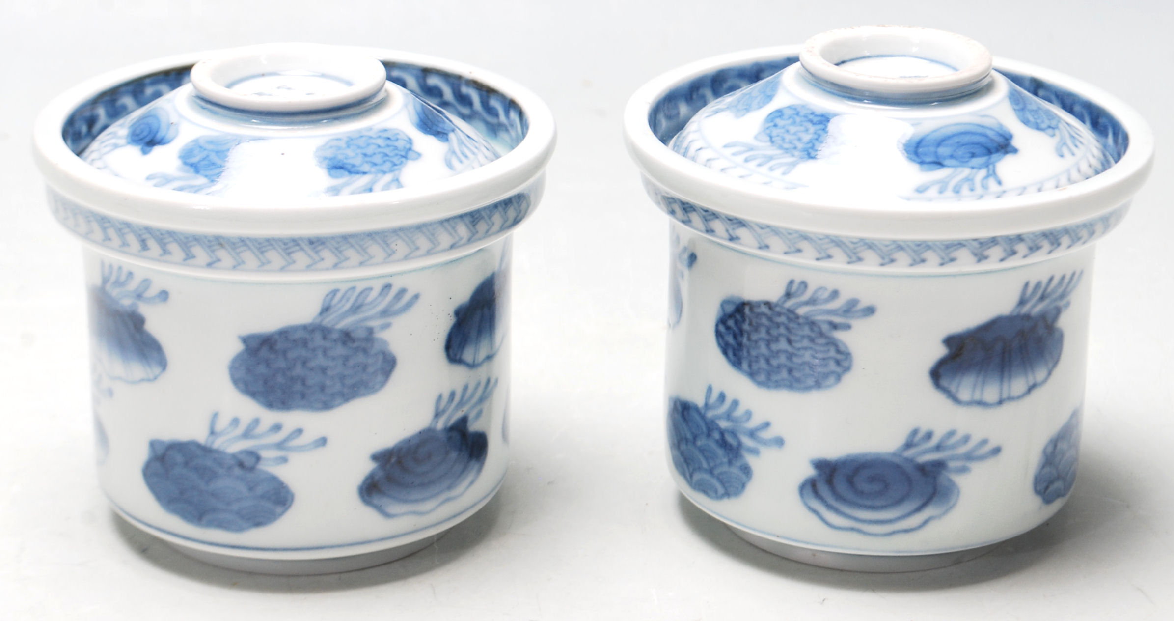 PAIR OF 19TH CENTURY MEIJI PERIOD JAPANESE / CHINESE STYLE BLUE AND WHITE BOWLS AND COVERS