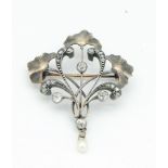 AN ART NOUVEAU DIAMOND & PEARL BROOCH PIN