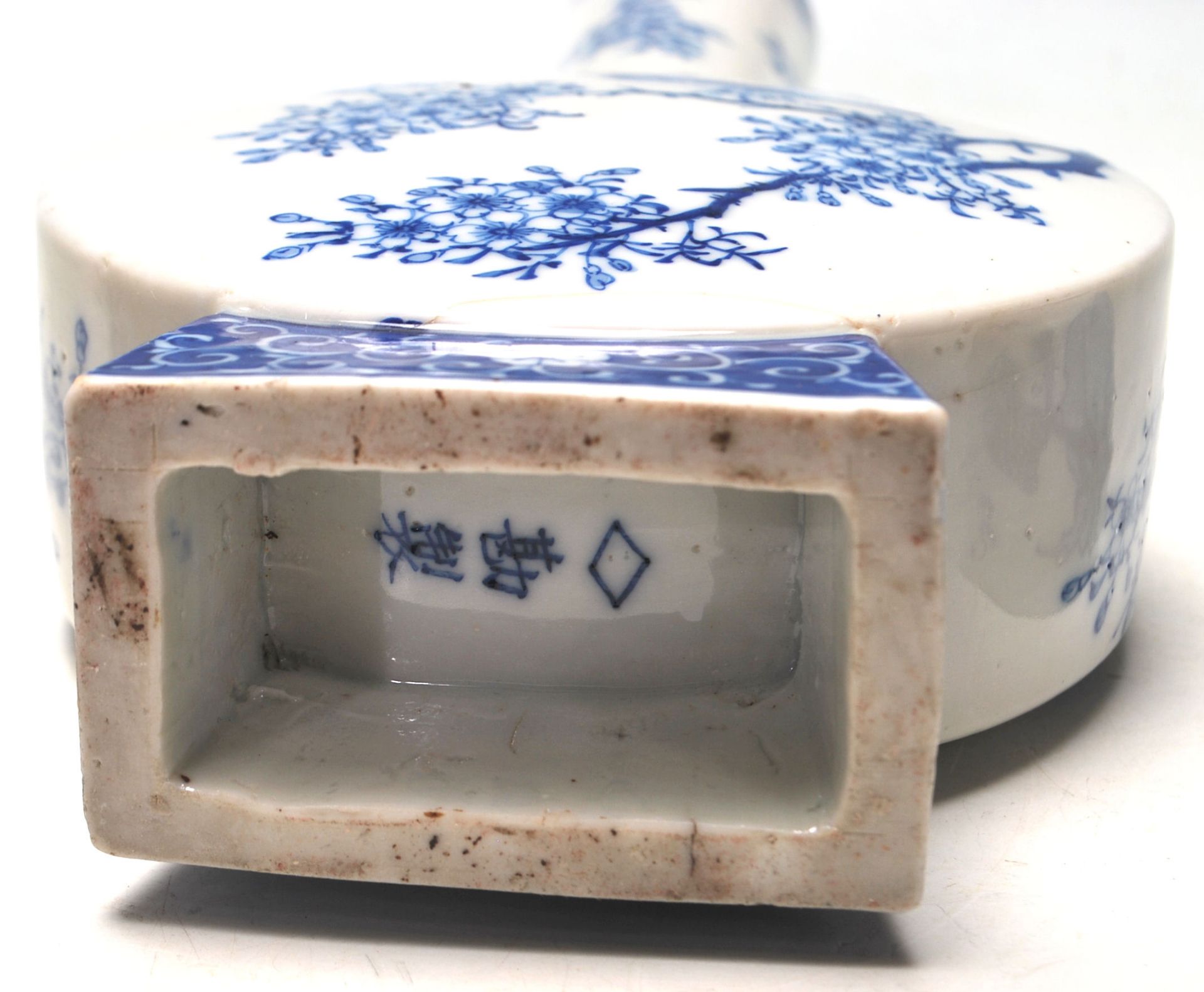 A 20TH CENTURY CHINESE ORIENTAL FAMILY VERTE LIDDED AND A BLUE AND WHITE VASE - Bild 10 aus 11