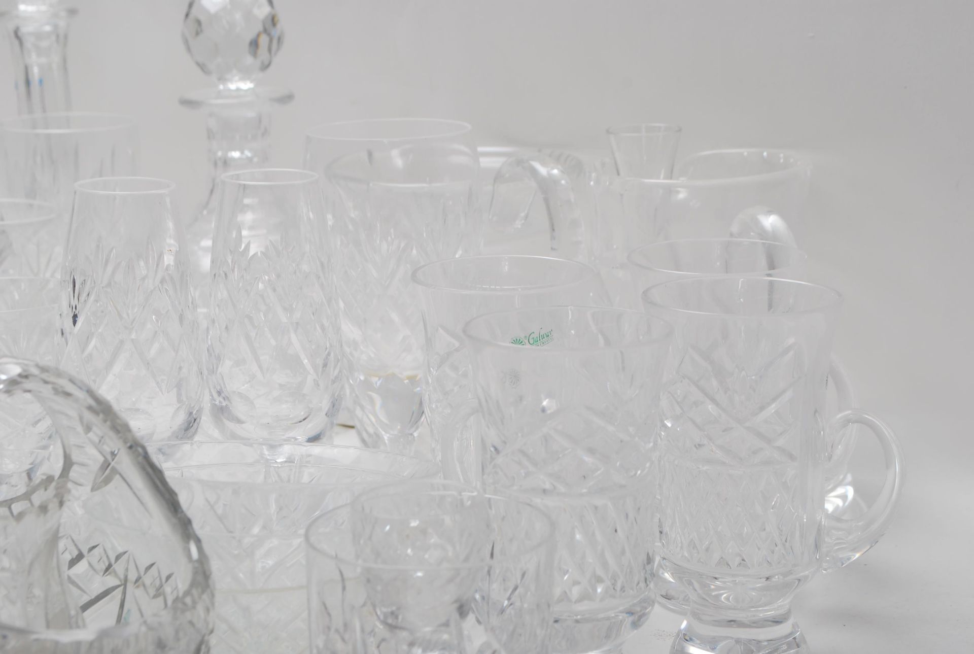 A LARGE COLLECTION OF VINTAGE 20TH CENTURY CRYSTAL CUT GLASS WARE - Image 9 of 11