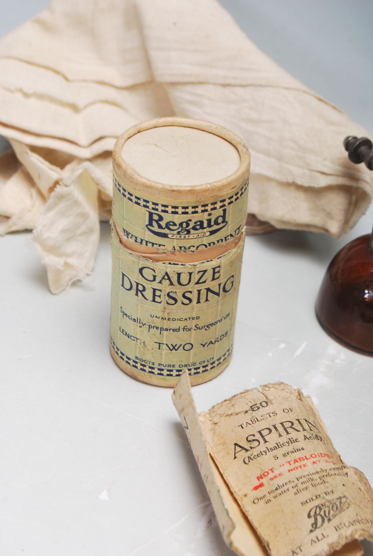 COLLECTION OF VINTAGE MILITARY AND CIVILIAN EARLY 20TH CENTURY FIRST AID ITEMS - Bild 7 aus 8