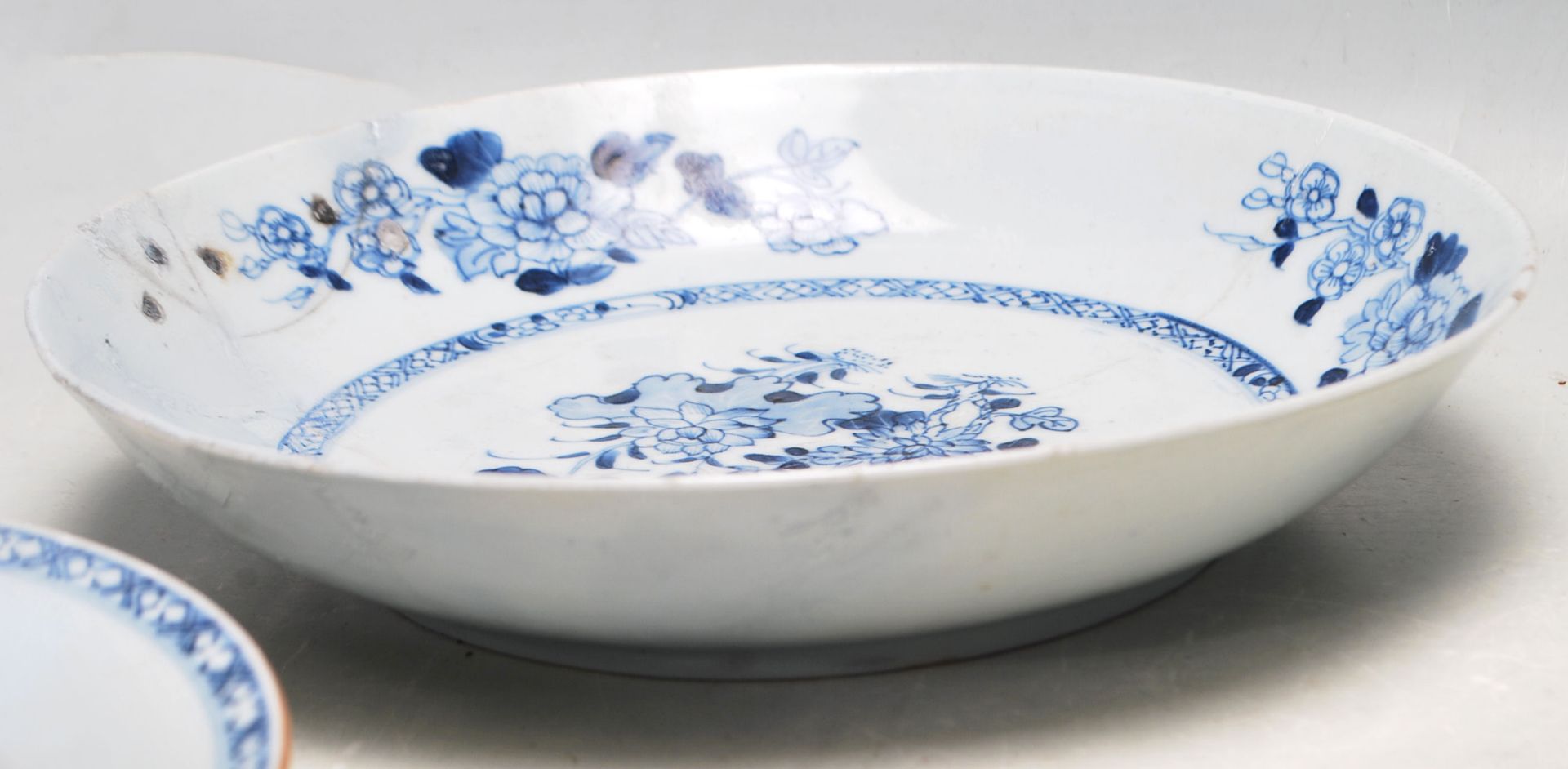 18TH CENTURY CHINESE BLUE AND WHITE CERAMIC BOWLS / PLATES - Bild 9 aus 11