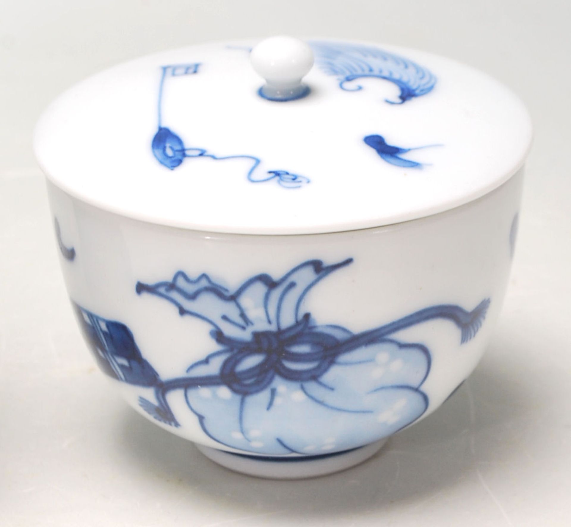 A 20TH CENTURY CHINESE ORIENTAL FAMILY VERTE LIDDED AND A BLUE AND WHITE VASE - Bild 6 aus 11