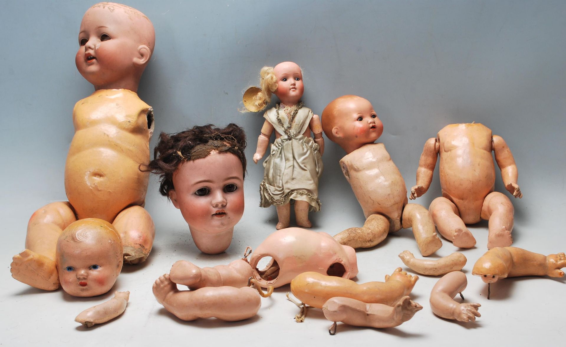 A GROUP OF 20TH CENTURY ANTIQUE GERMAN DOLLS AND DOOLS PARTS WITH PORCELAIN HEADS