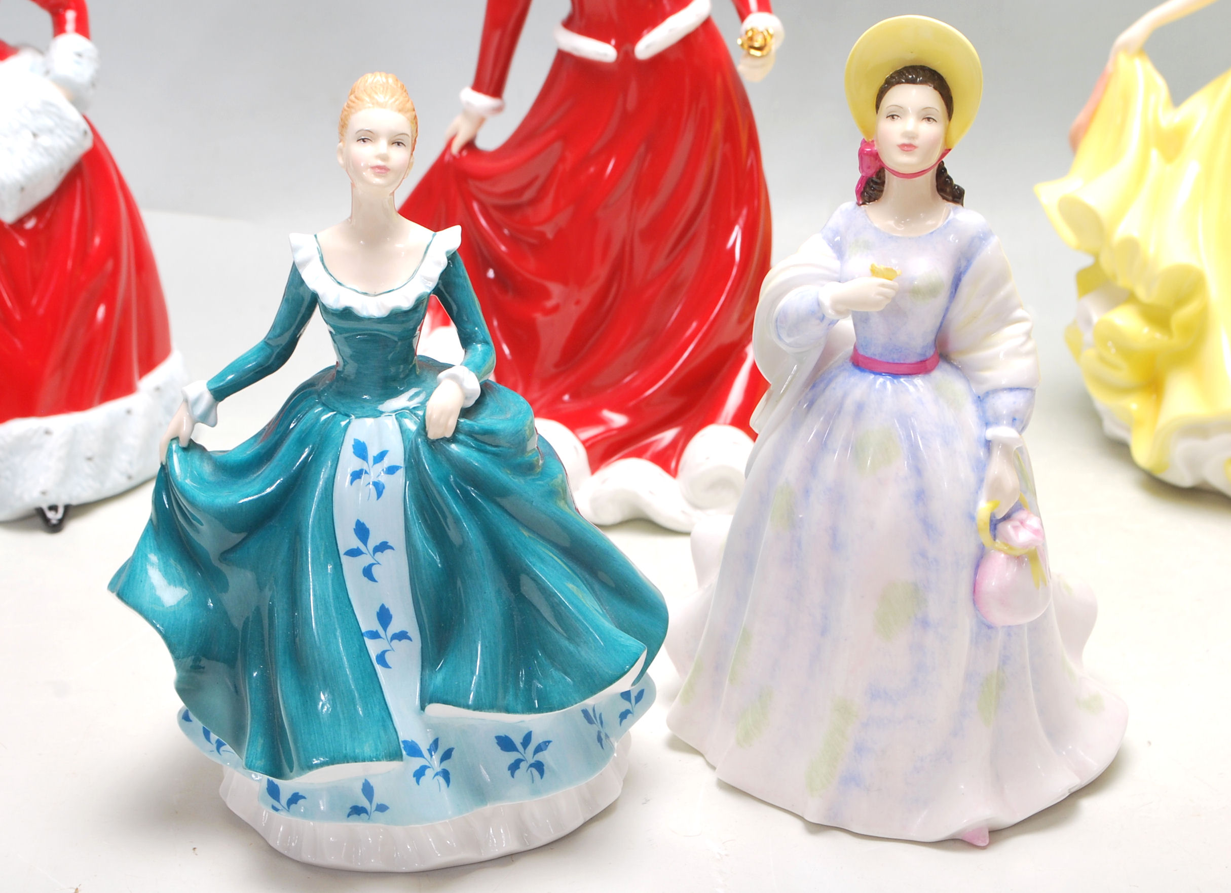 A GROUP OF SEVEN ROYAL DOULTON CERAMIC FIGURINES - HN 5322 - HN 5321 - HN 5314 - HN 5323 - HN 5229 - - Image 2 of 8