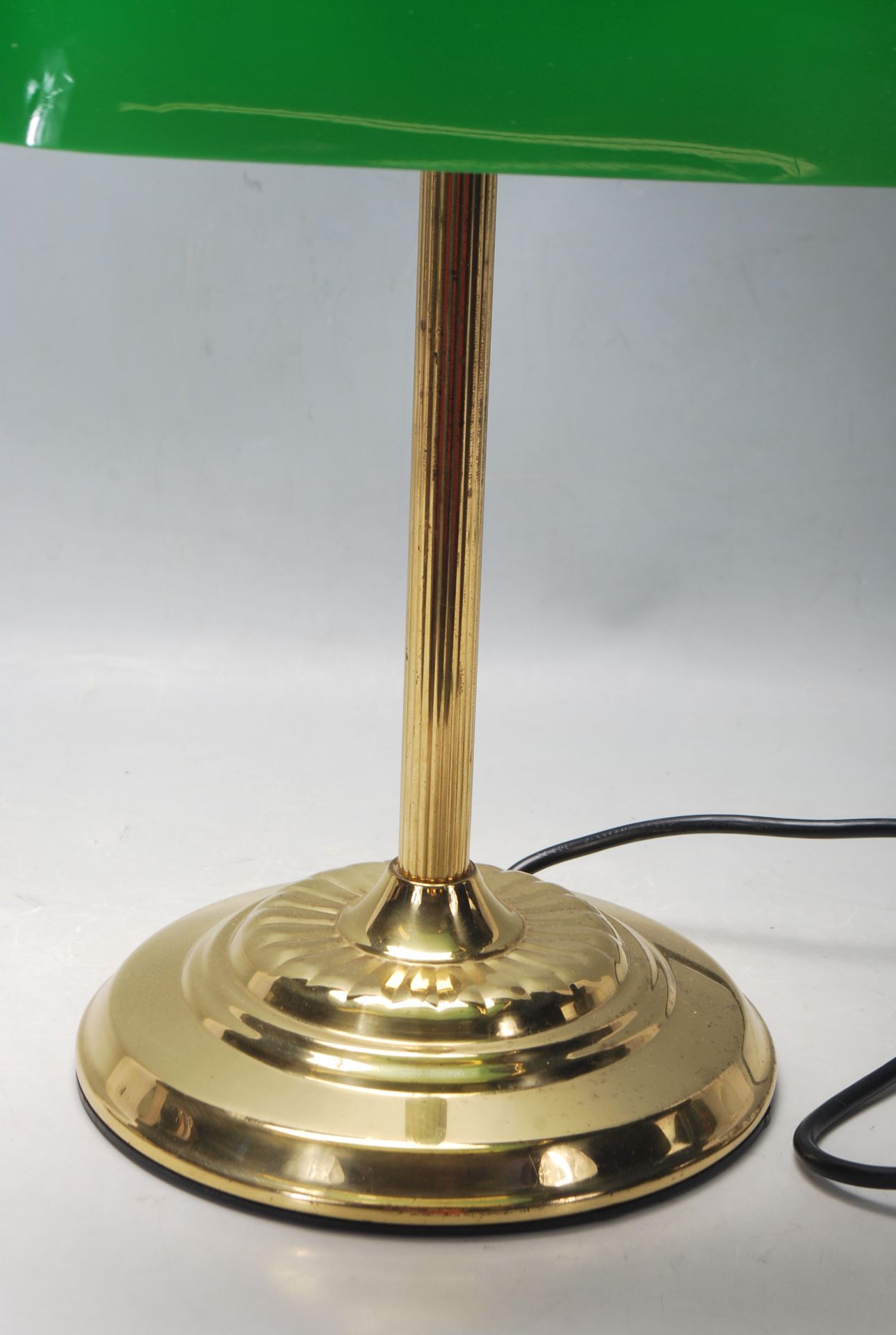 RETRO 20TH CENTURY BANKERS DESK LAMP WITH GREEN GLASS SHADE - Image 3 of 5