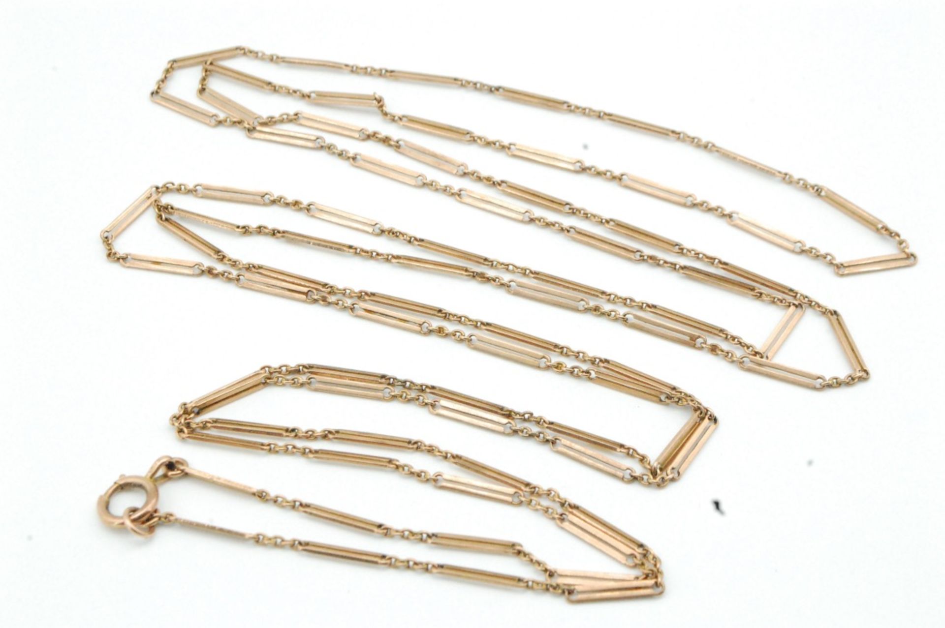 A 9CT GOLD LONG GUARD CHAIN NECKLACE