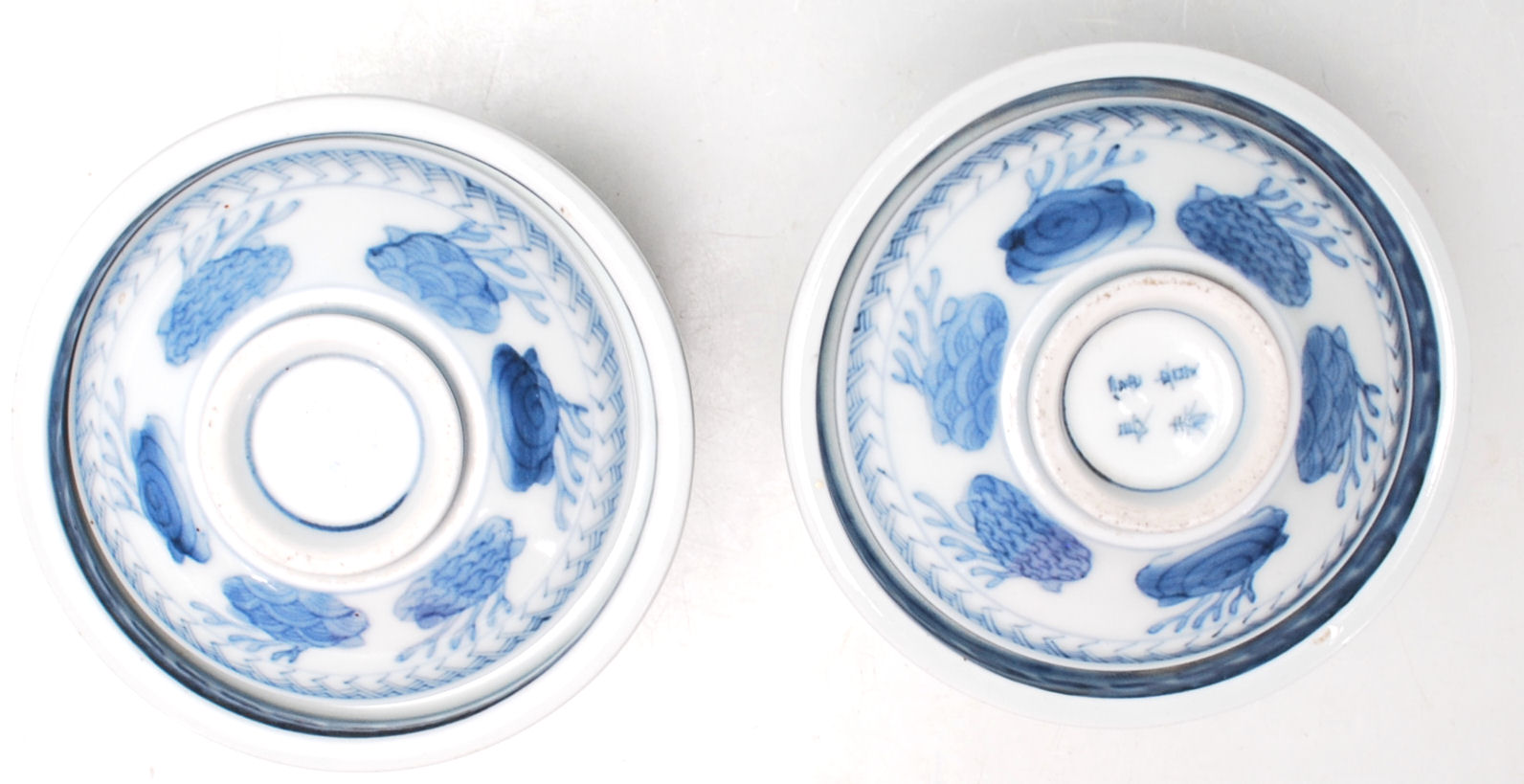 PAIR OF 19TH CENTURY MEIJI PERIOD JAPANESE / CHINESE STYLE BLUE AND WHITE BOWLS AND COVERS - Image 2 of 6