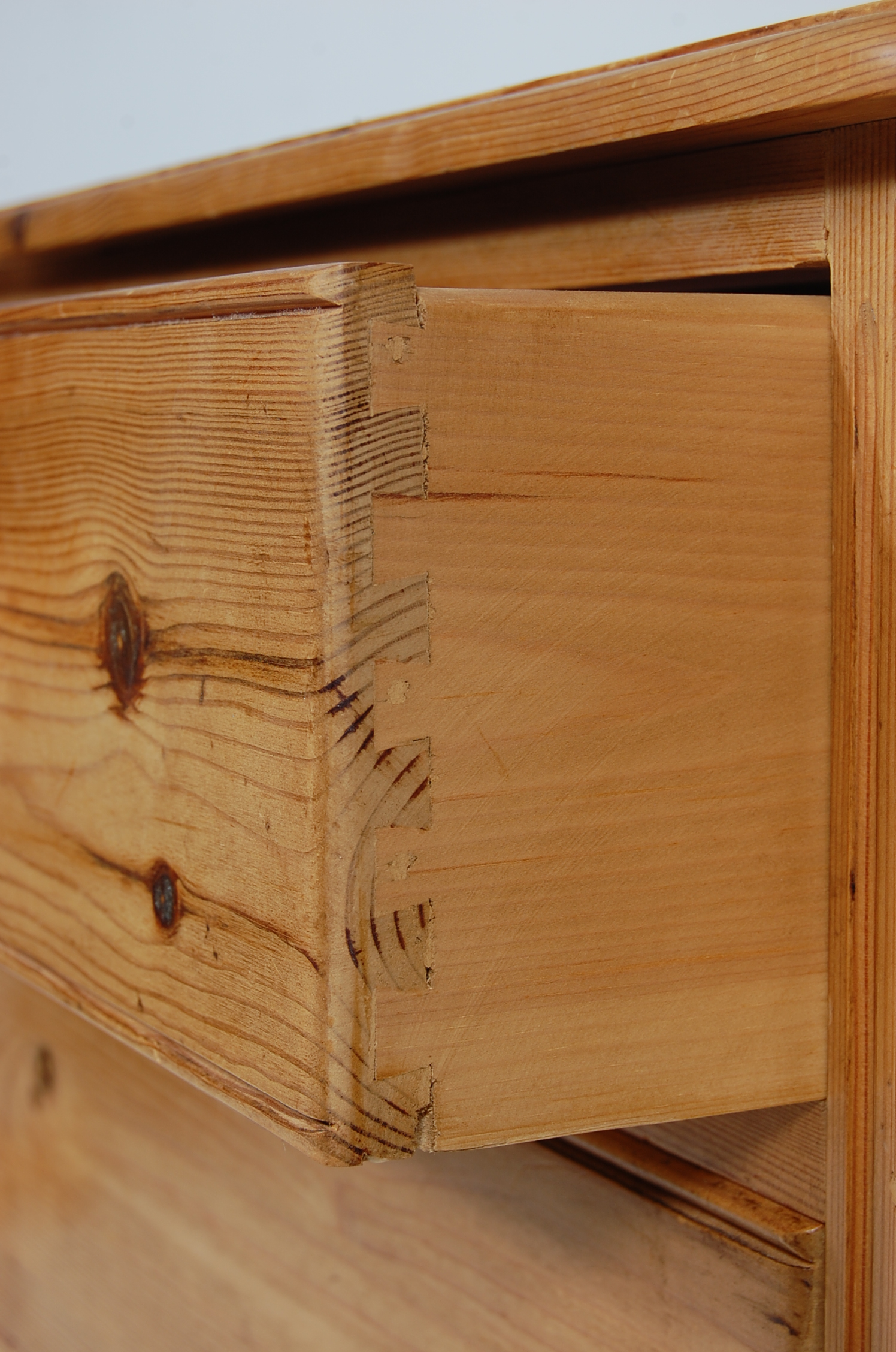 A LATE 20TH CENTURY PINE CUPBOARD / SIDEBOARD RAISED ON A PLINTH BASE - Image 4 of 4