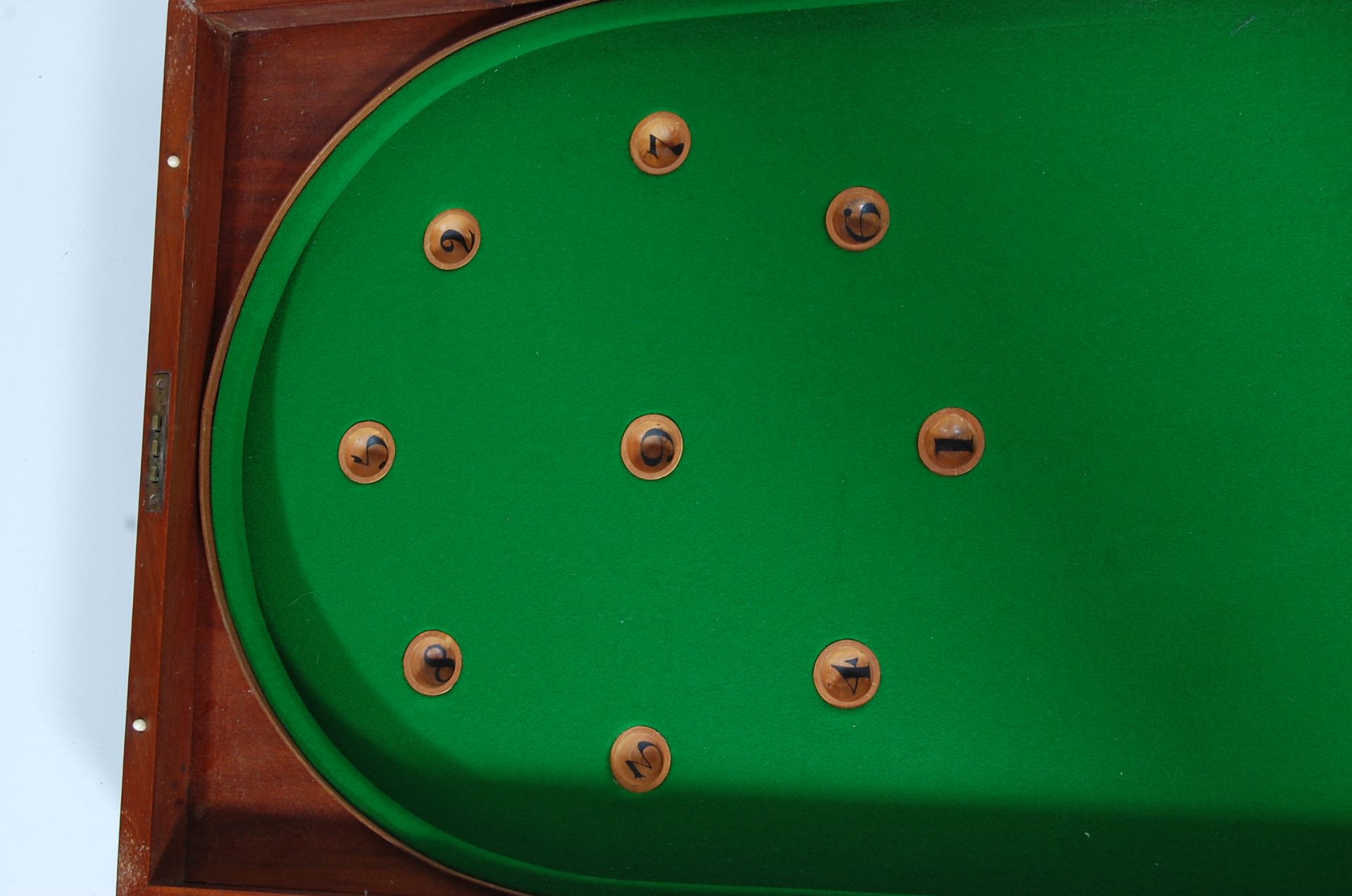 A 19TH CENTURY VICTORIAN TABLE TOP BAGATELLE CASE GAME - Bild 3 aus 7