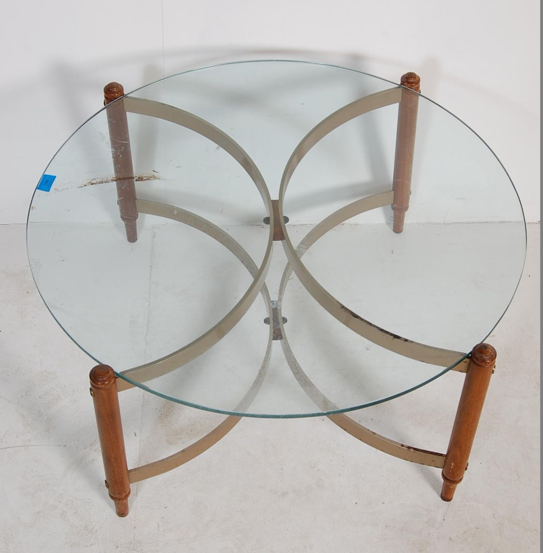 20TH CENTURY RETRO GLASS AND TEAK COFFEE TABLE WITH METAL STRETCHERS - Bild 2 aus 3