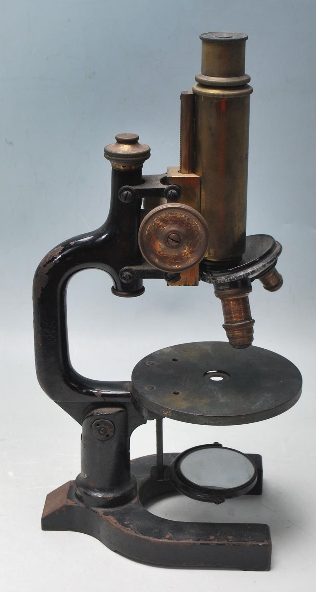 AN EARLY 20TH CENTURY EDWARDIAN VINTAGE BRASS AND EBONISED METAL AUSTRIAN MADE MICROSCOPE - Bild 4 aus 8