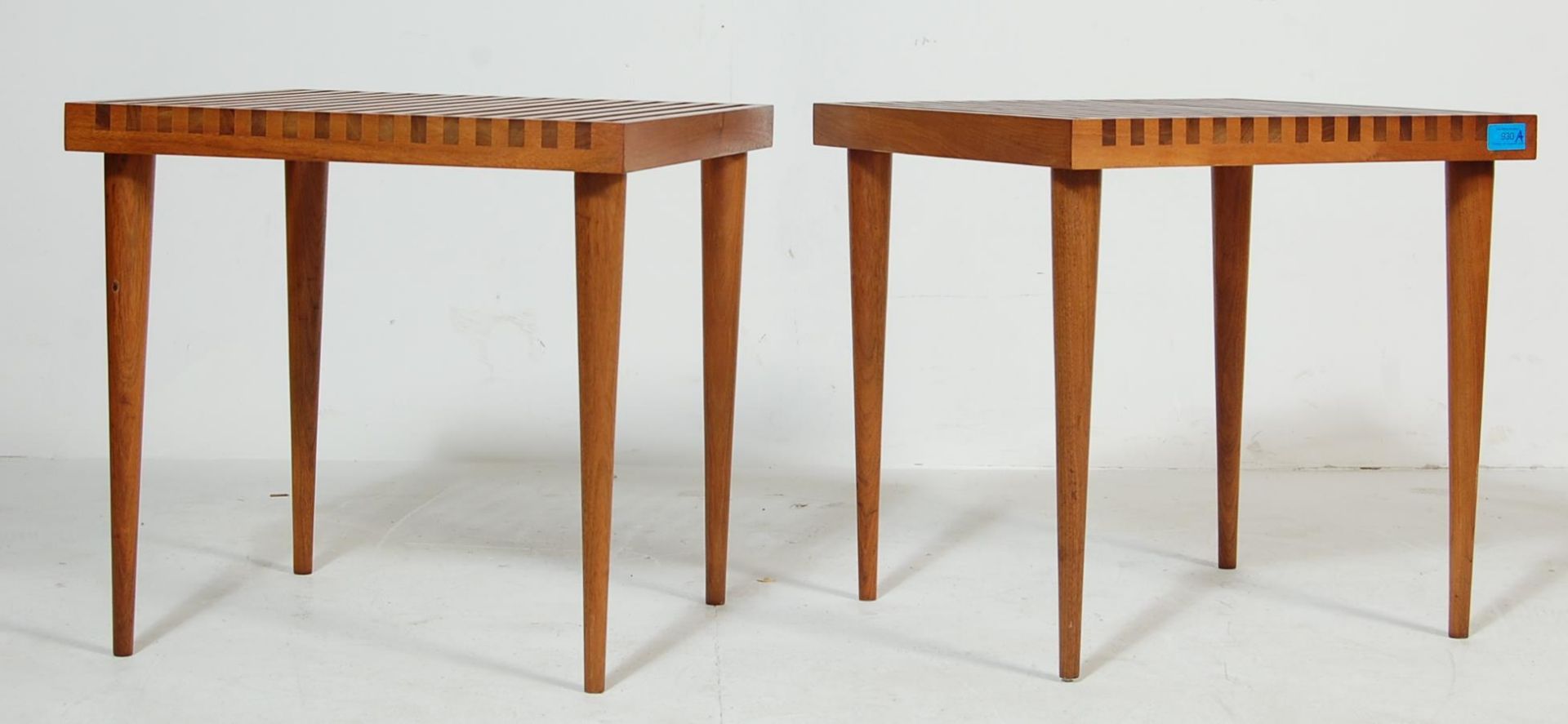 A PAIR OF VINTAGE RETRO 20TH CENTURY TEAK WOOD SLATTED TOPS COFFEE TABLES / SIDE TABLES - Bild 2 aus 4