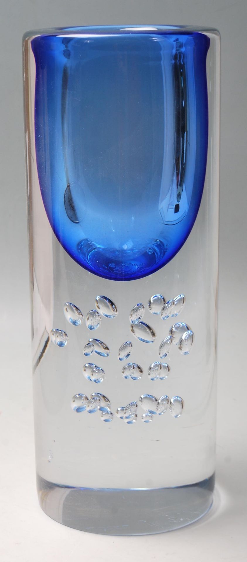 A VINTAGE RETRO 20TH CENTURY STUDIO ART GLASS VASE OF CYLINDRICAL FORM