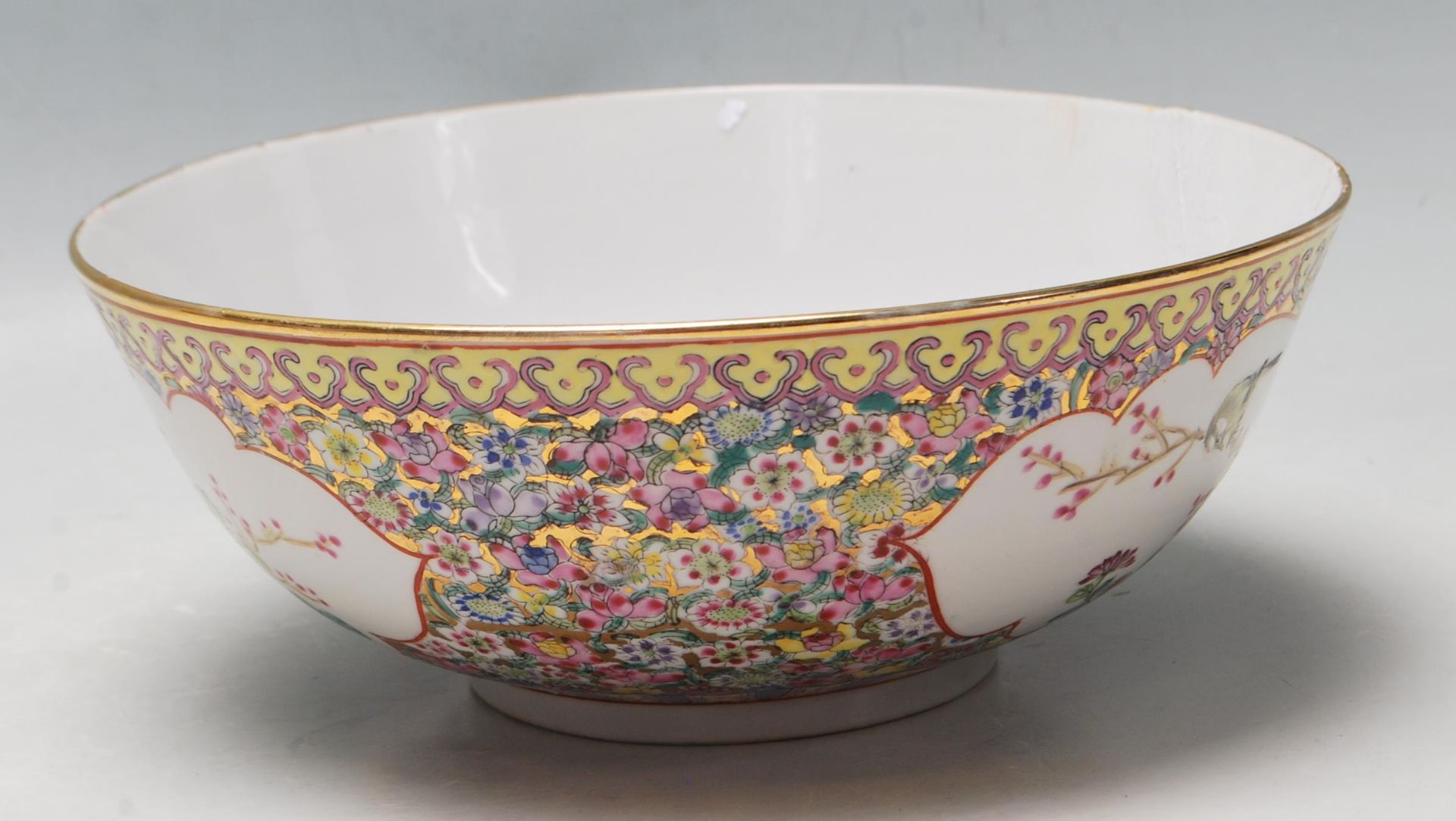 AN ANTIQUE 19TH CENTURY CHINESE FAMILLE ROSE BOWL - Bild 4 aus 6