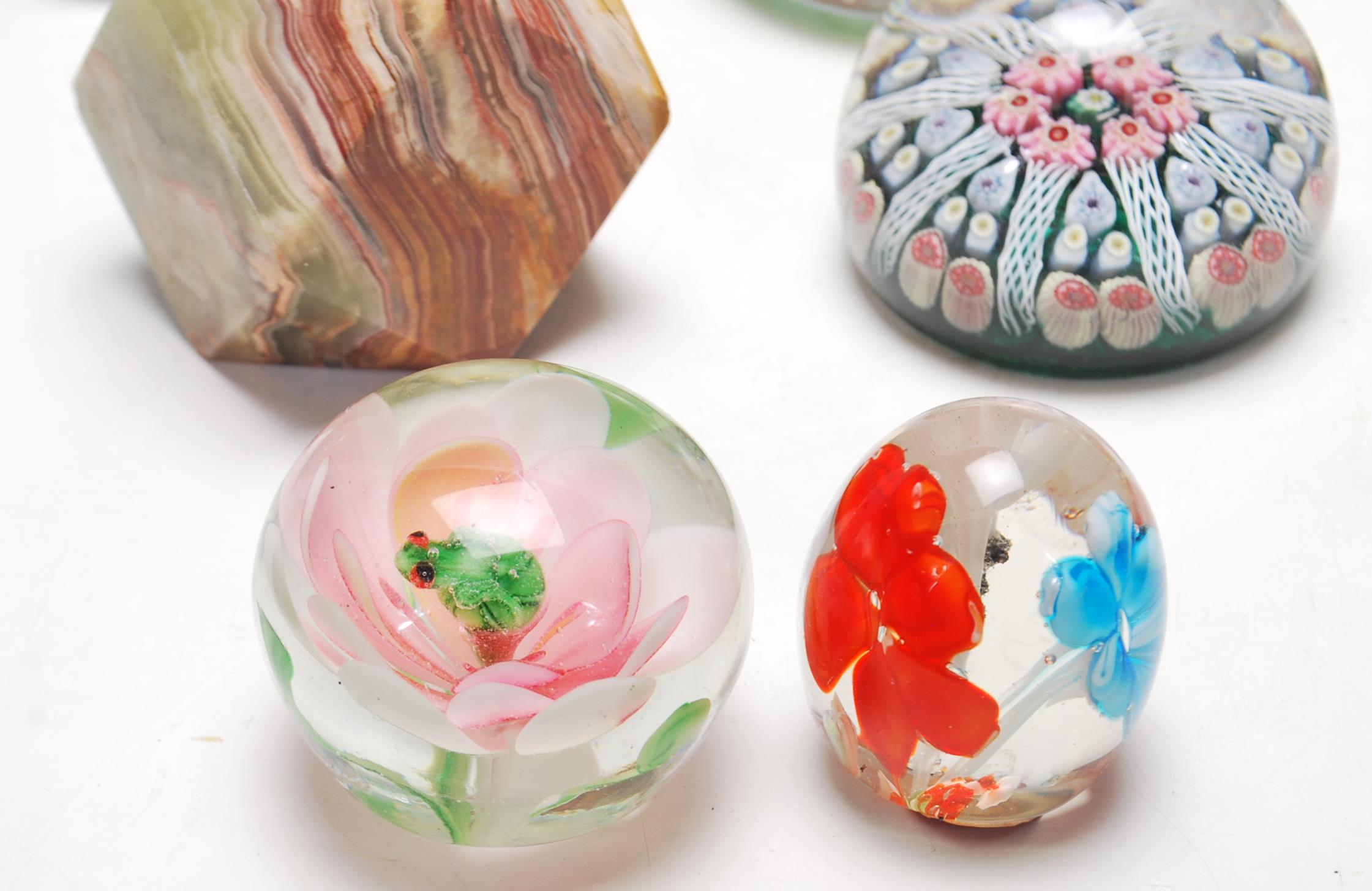 COLLECTION OF VINTAGE STUDIO ART GLASS PAPERWEIGHTS - Image 5 of 9