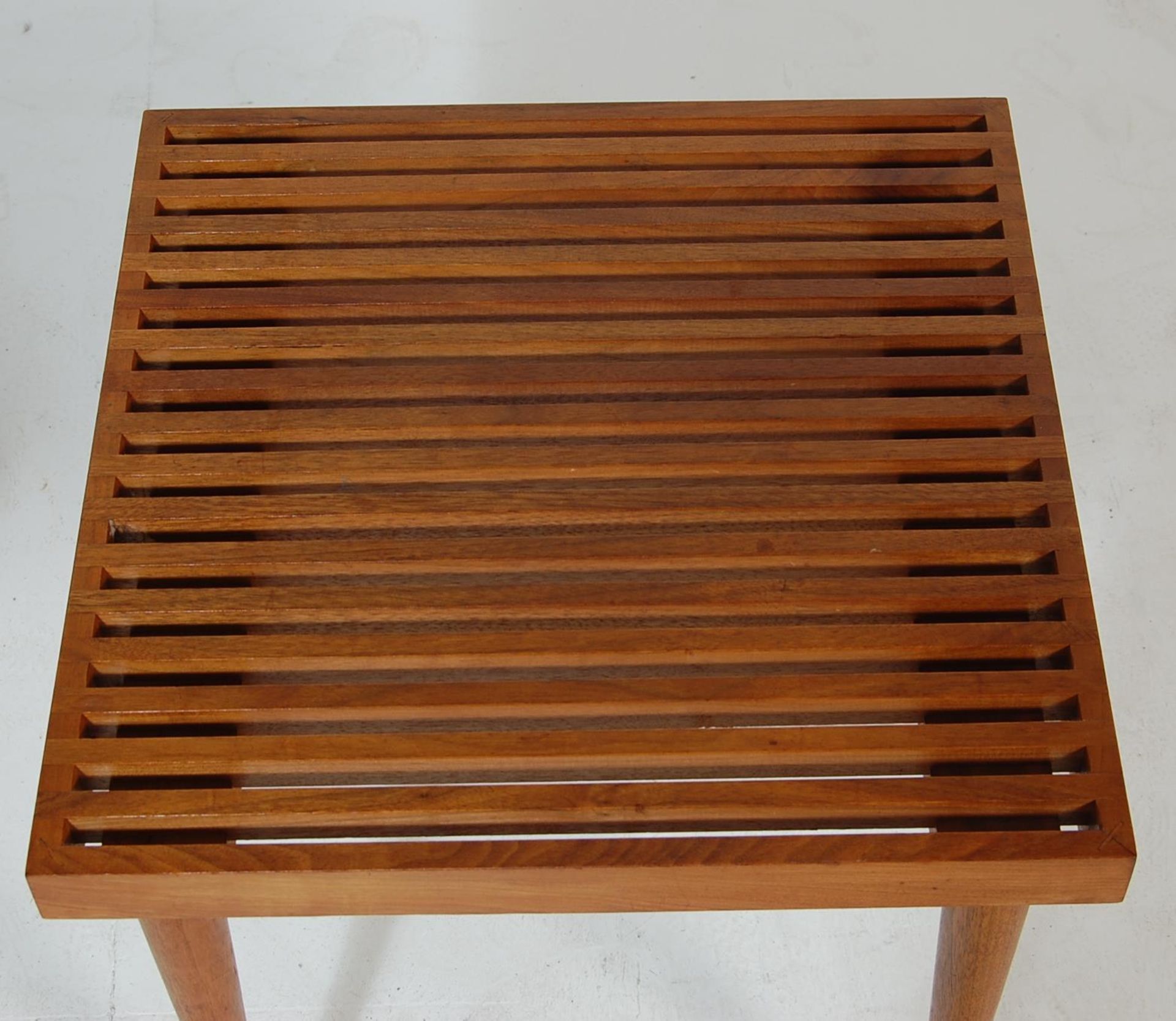 A PAIR OF VINTAGE RETRO 20TH CENTURY TEAK WOOD SLATTED TOPS COFFEE TABLES / SIDE TABLES - Bild 4 aus 4