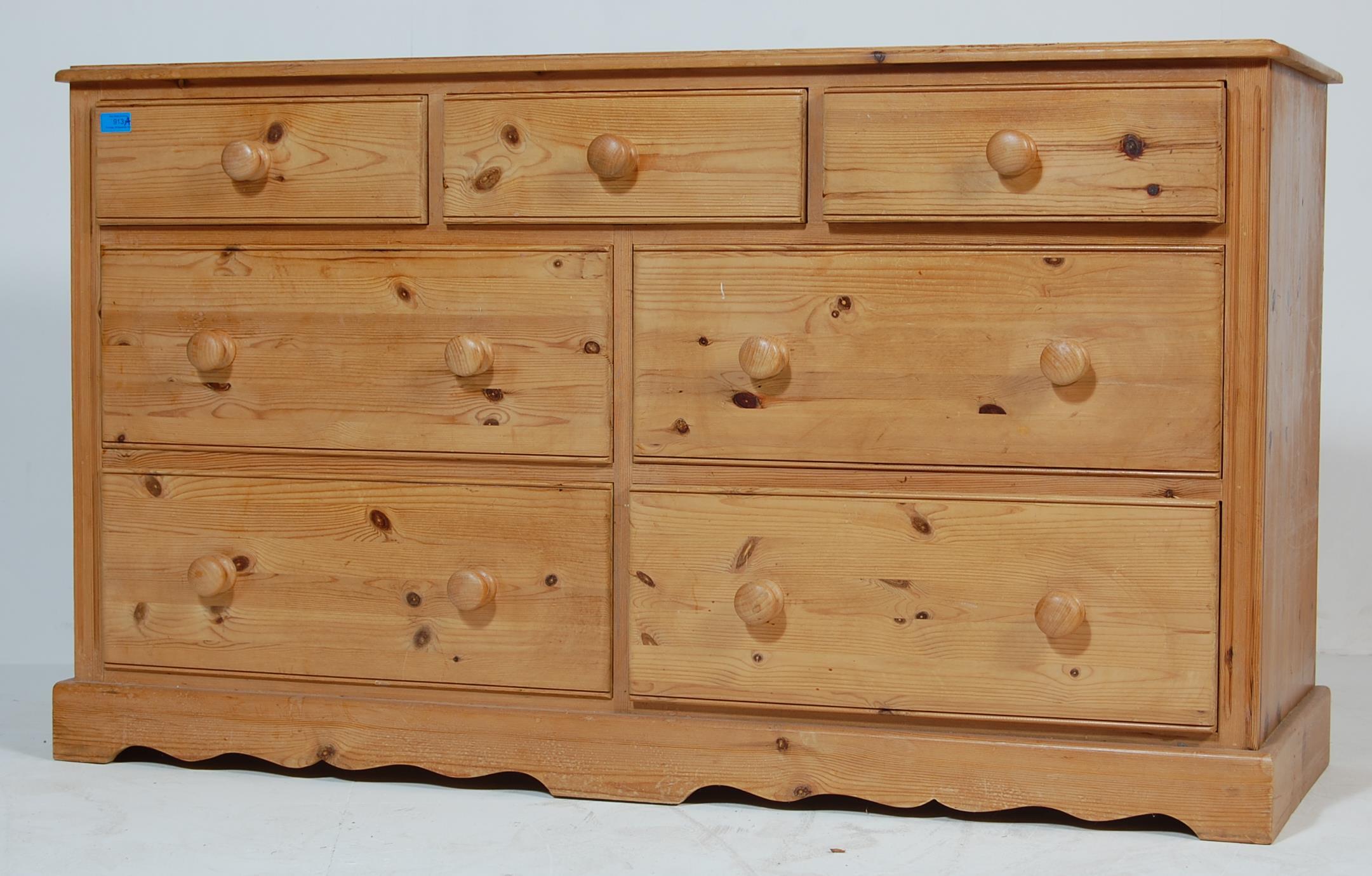 A LATE 20TH CENTURY PINE CUPBOARD / SIDEBOARD RAISED ON A PLINTH BASE - Image 3 of 4