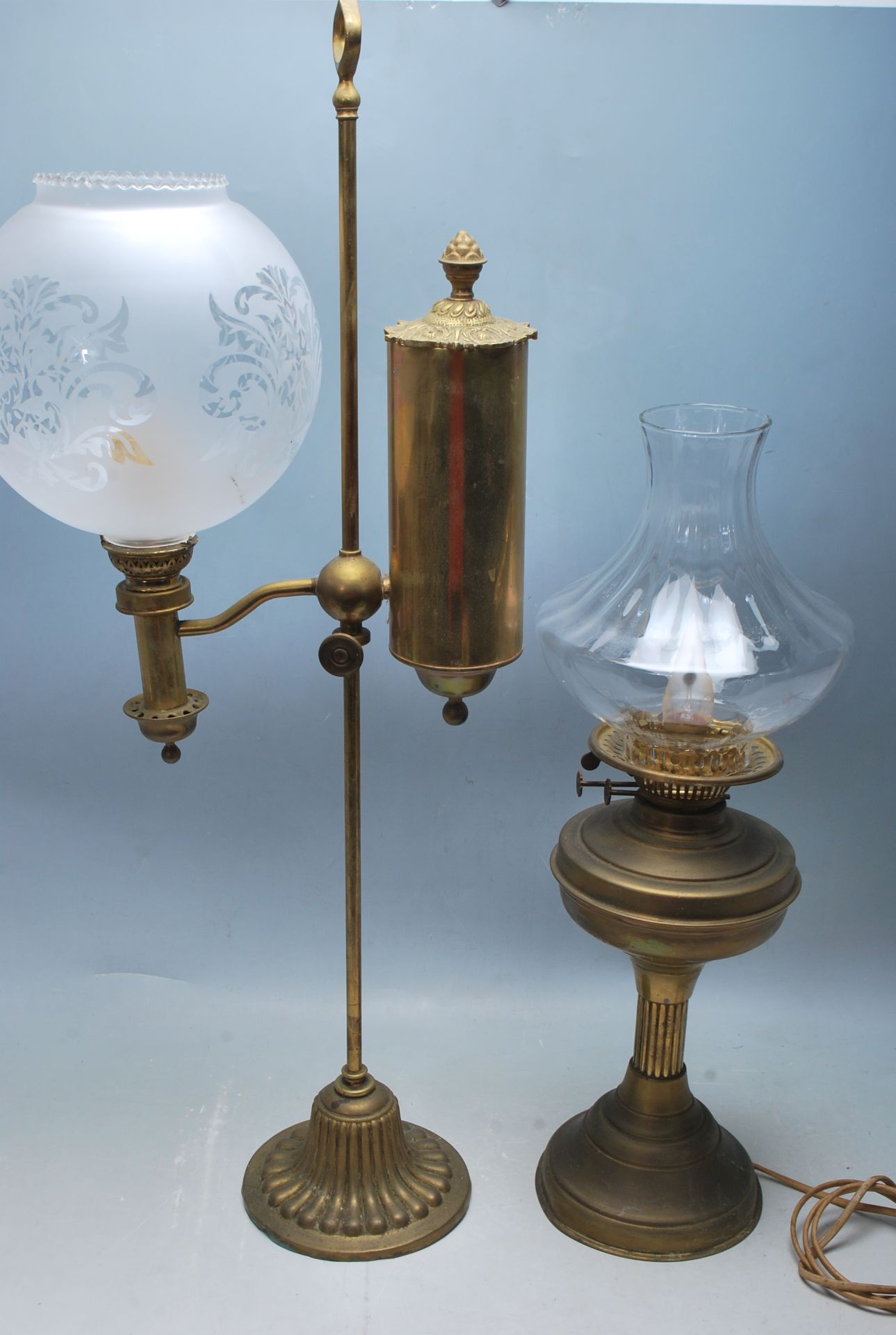 TWO 20TH CENTURY ANTIQUE STYLE BRASS OIL LAMPS CONVERTED TO ELECTRICAL LAMPS / LIGHTS