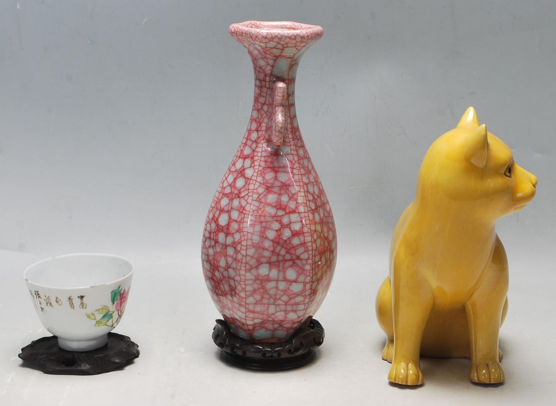 A GROUP OF THREE CHINESE PORCELAIN CERAMIC - CRACKLE GLAZE VASE - SITTING CAT - TEA BOWL - Bild 2 aus 6