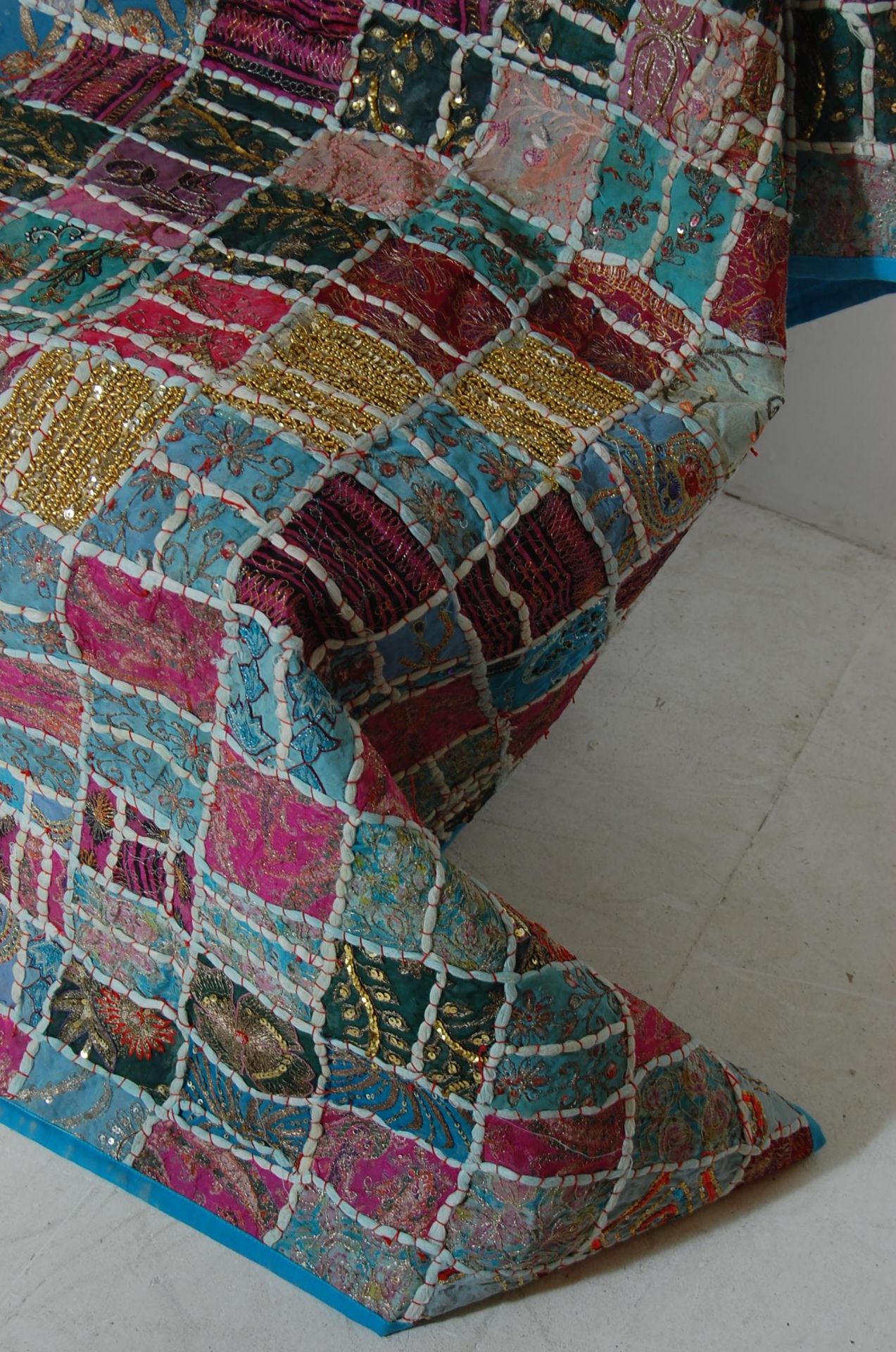 20TH CENTURY ANTIQUE STYLE TRADITIONAL PAKISTANI / RAJASTHANI / INDIAN PATCHWORK QUILT BED THROW - Bild 6 aus 11