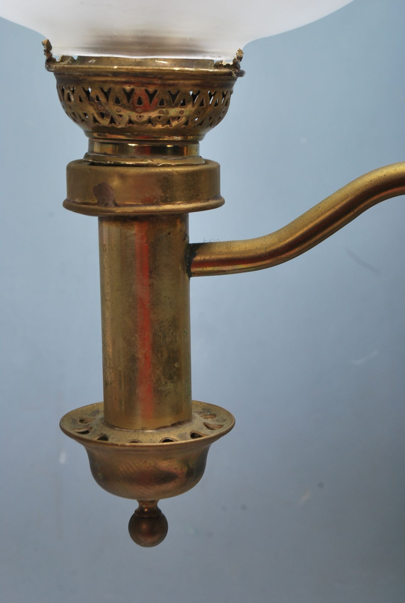 TWO 20TH CENTURY ANTIQUE STYLE BRASS OIL LAMPS CONVERTED TO ELECTRICAL LAMPS / LIGHTS - Bild 3 aus 7