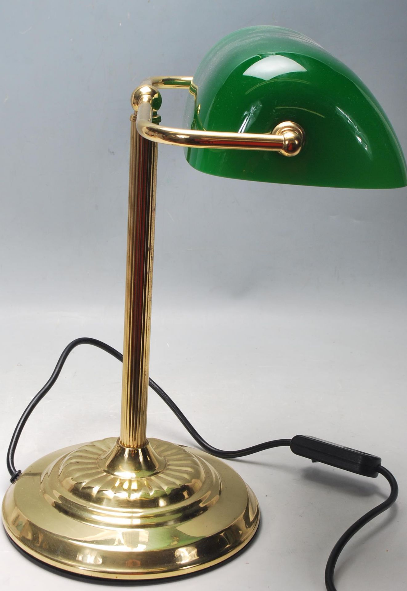 RETRO 20TH CENTURY BANKERS DESK LAMP WITH GREEN GLASS SHADE - Image 4 of 5