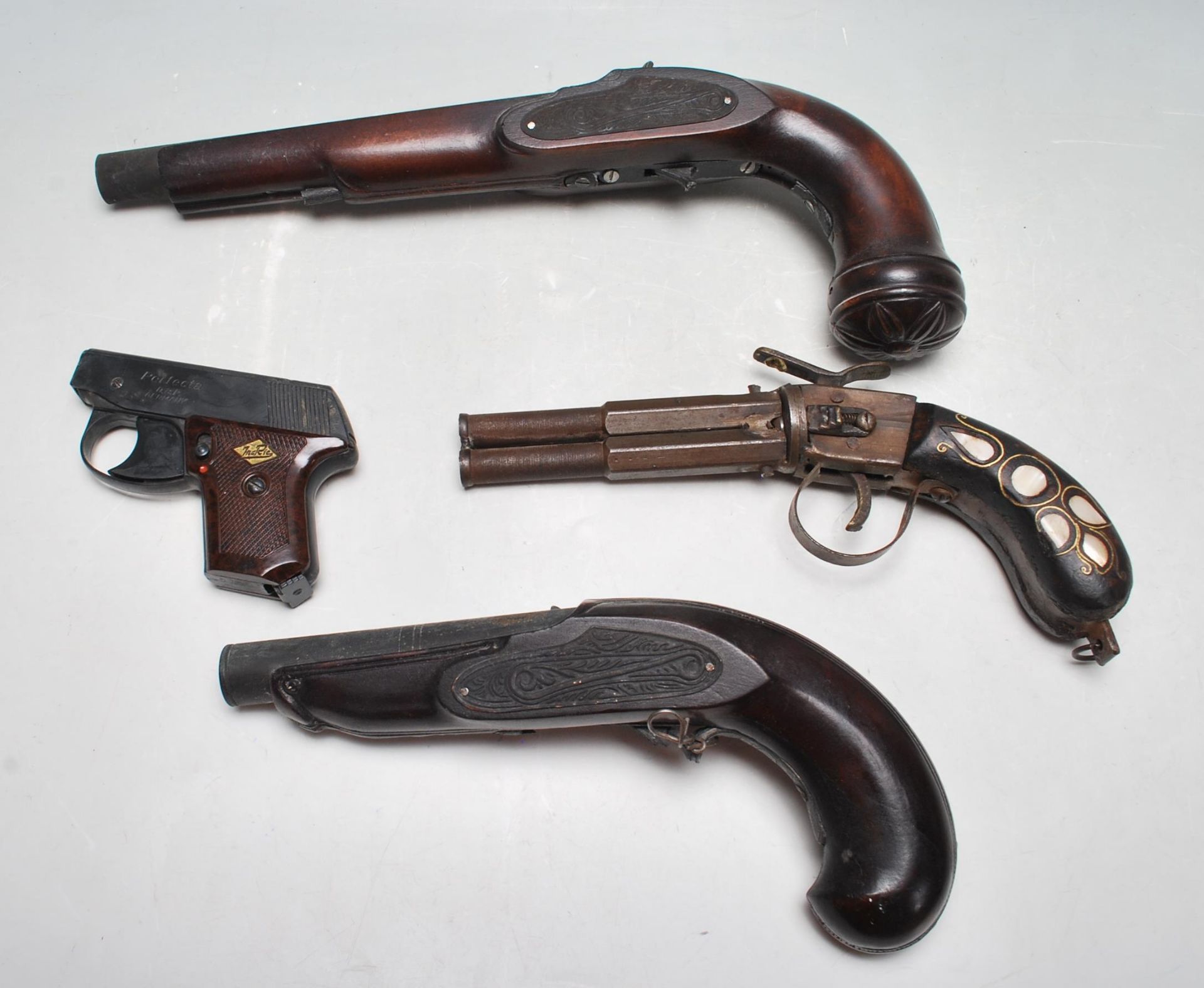 COLLECTION OF FOUR ANTIQUE STYLE LATE 20TH GUNS - Bild 5 aus 5