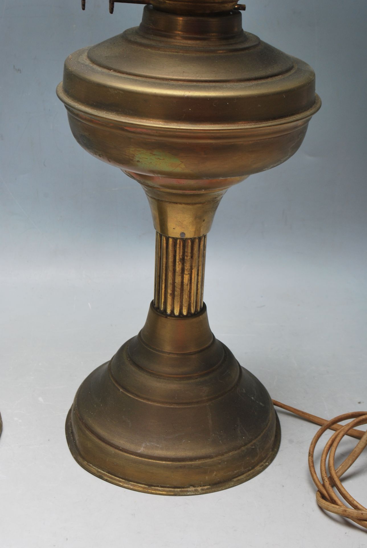 TWO 20TH CENTURY ANTIQUE STYLE BRASS OIL LAMPS CONVERTED TO ELECTRICAL LAMPS / LIGHTS - Bild 6 aus 7