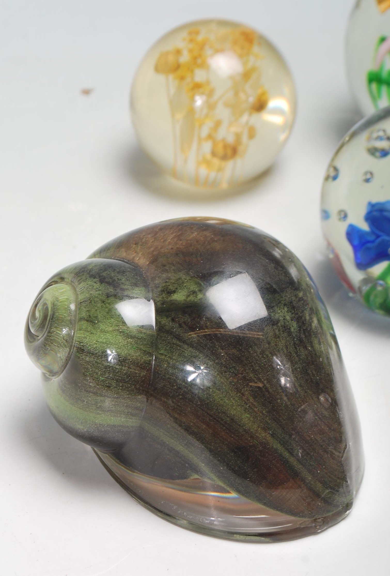 COLLECTION OF VINTAGE STUDIO ART GLASS PAPERWEIGHTS - Image 7 of 9