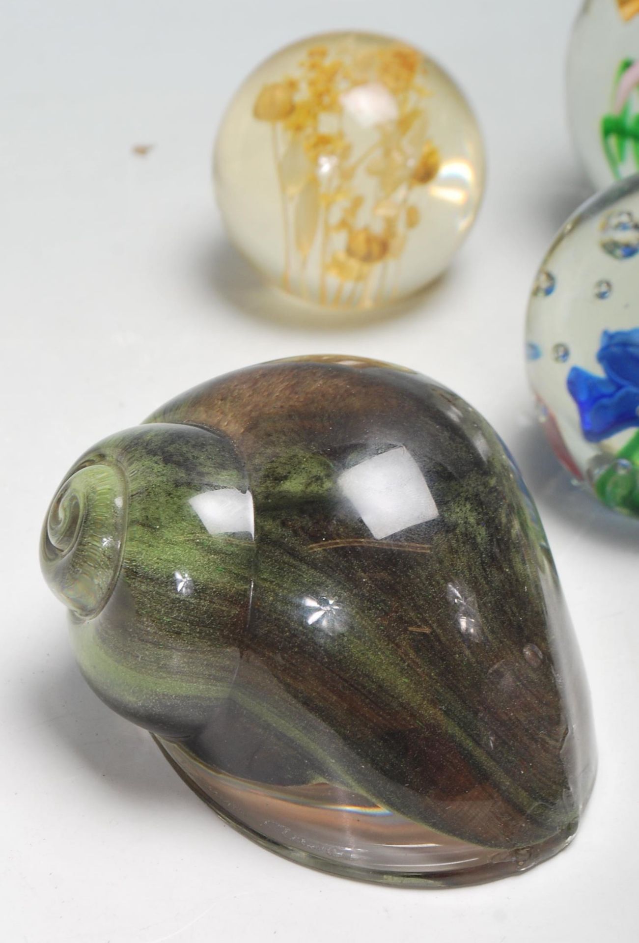 COLLECTION OF VINTAGE STUDIO ART GLASS PAPERWEIGHTS - Image 7 of 9