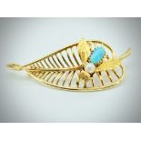 AN 18CT GOLD TURQUOISE & PEARL BEE BROOCH PIN