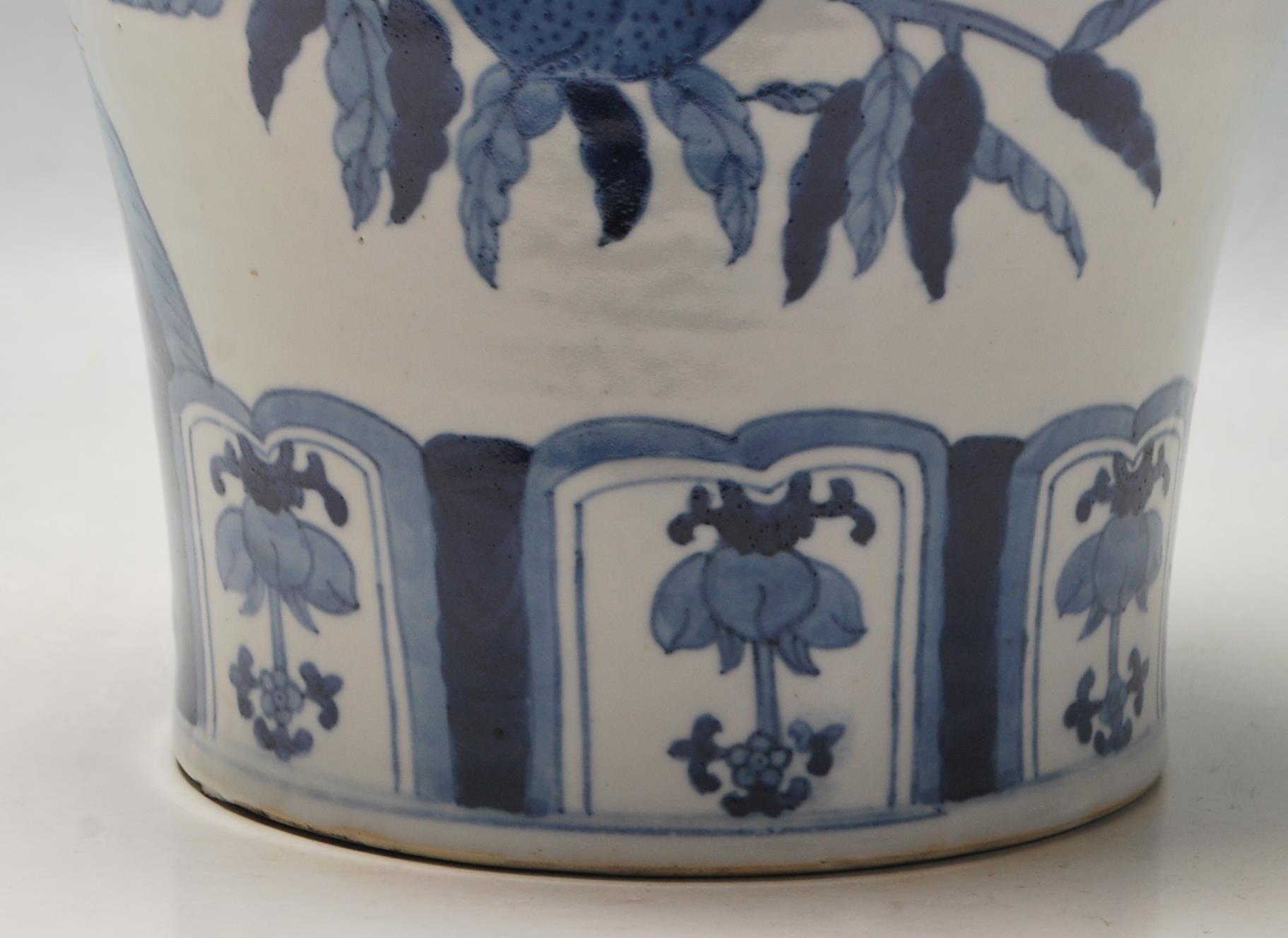 ANTIQUE CHINESE BLUE AND WHITE LARGE VASE - Image 4 of 8