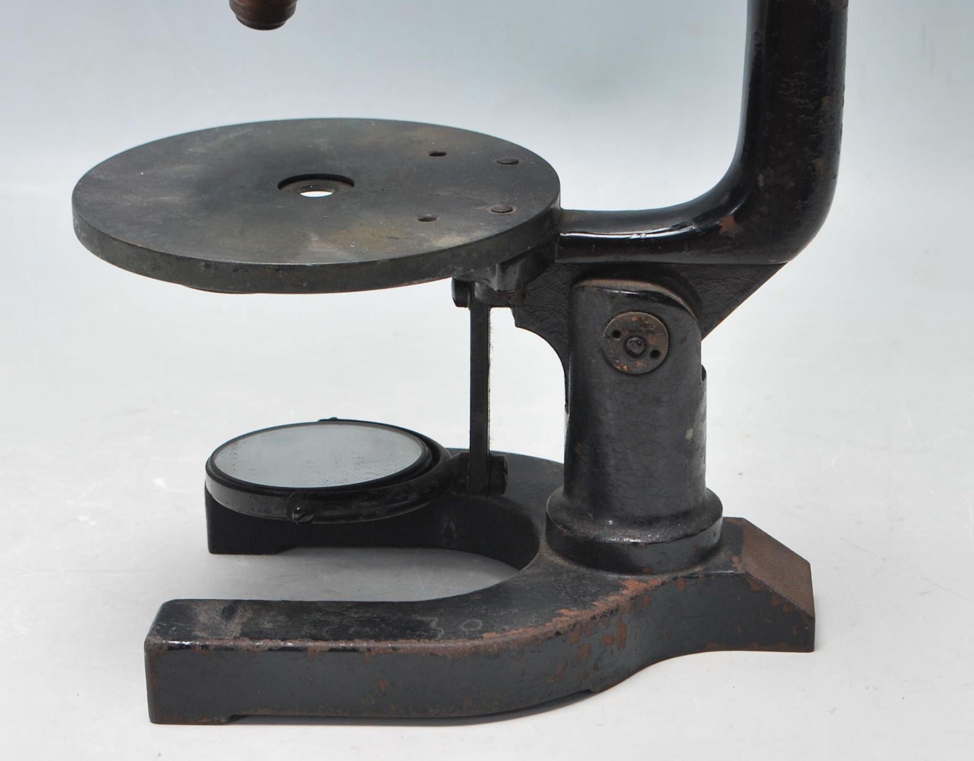 AN EARLY 20TH CENTURY EDWARDIAN VINTAGE BRASS AND EBONISED METAL AUSTRIAN MADE MICROSCOPE - Bild 2 aus 8